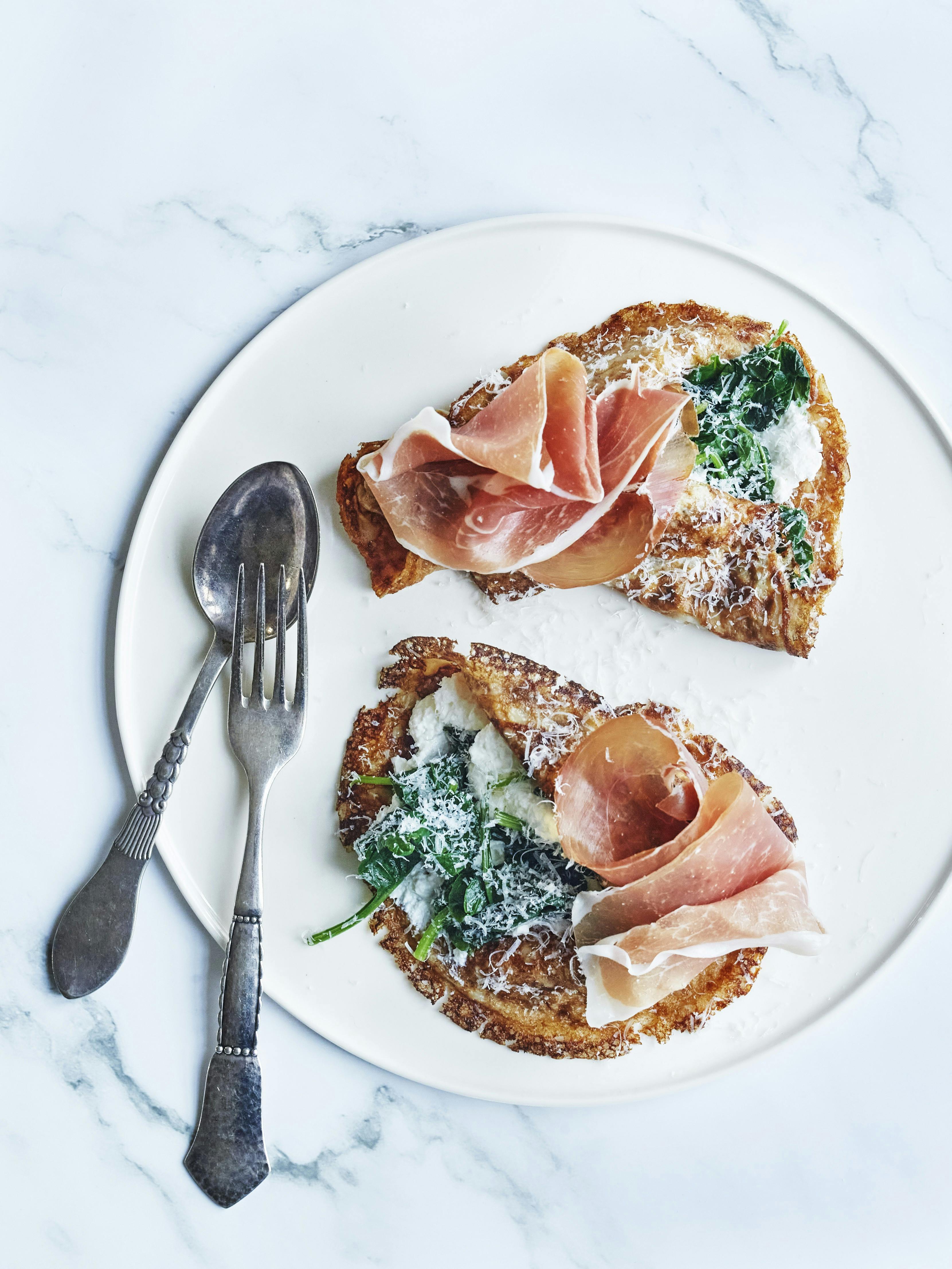 Pandekager med spinatcreme og skinke
