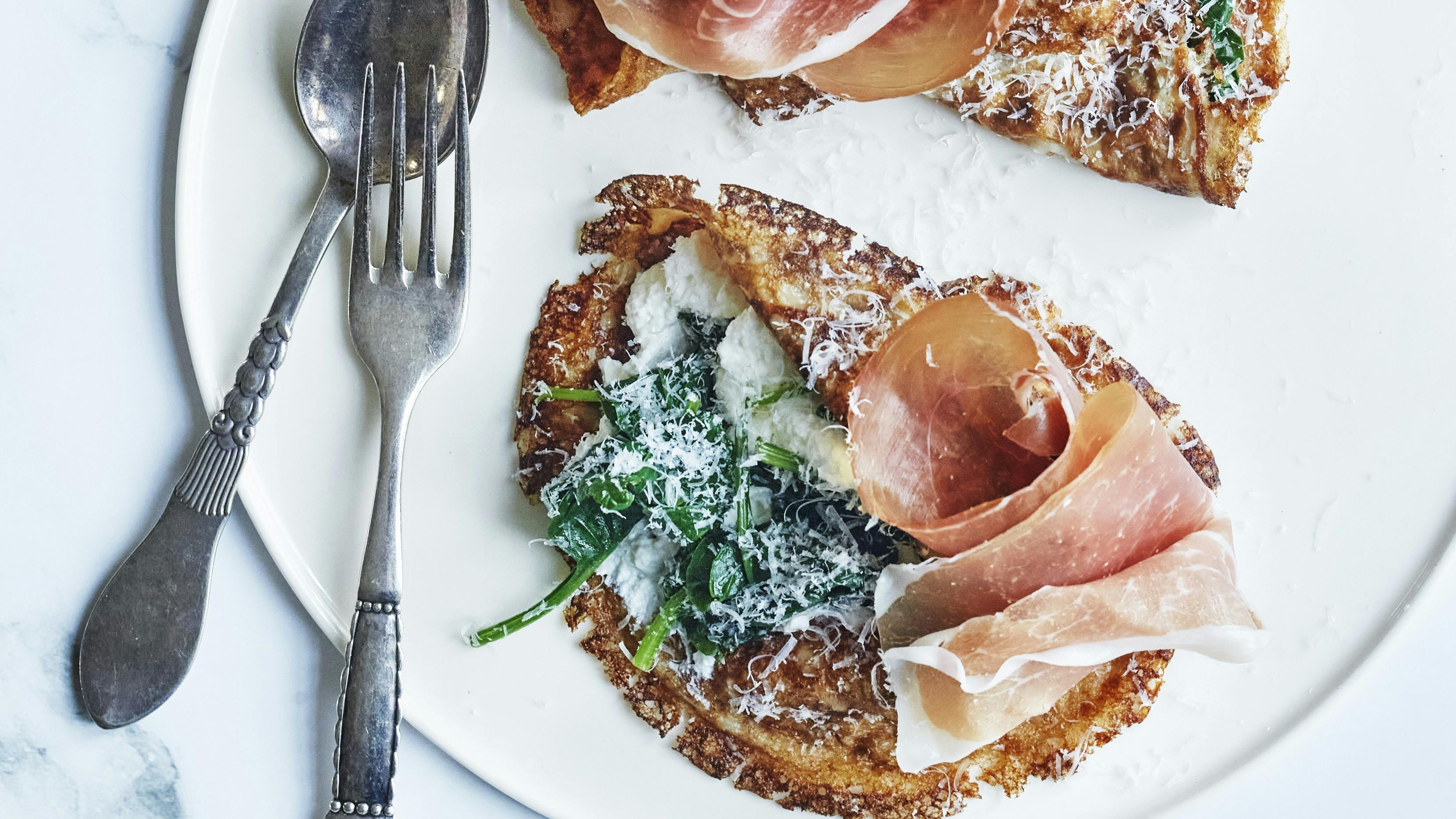 Pandekager med spinatcreme og skinke