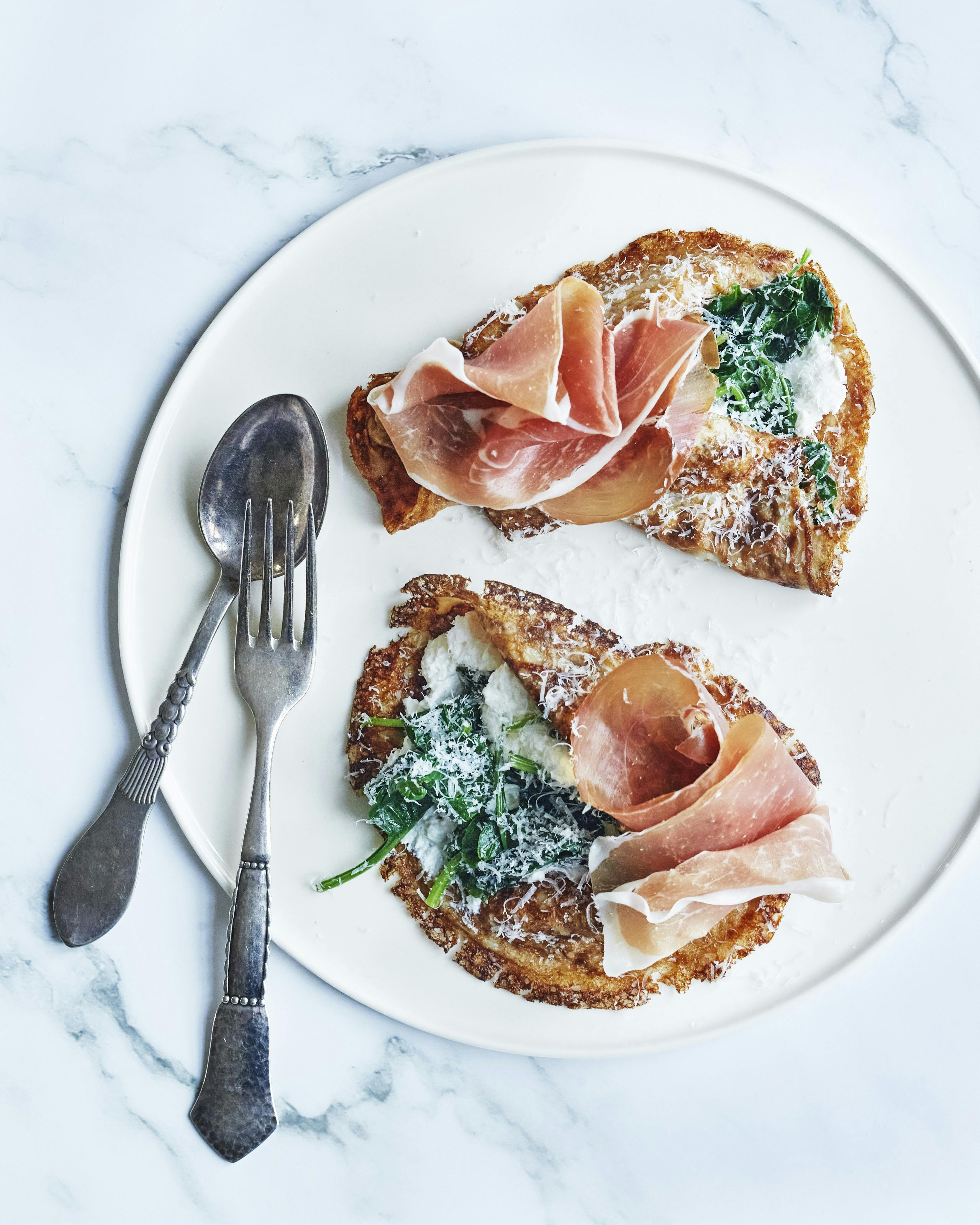 Pandekager med spinatcreme og skinke