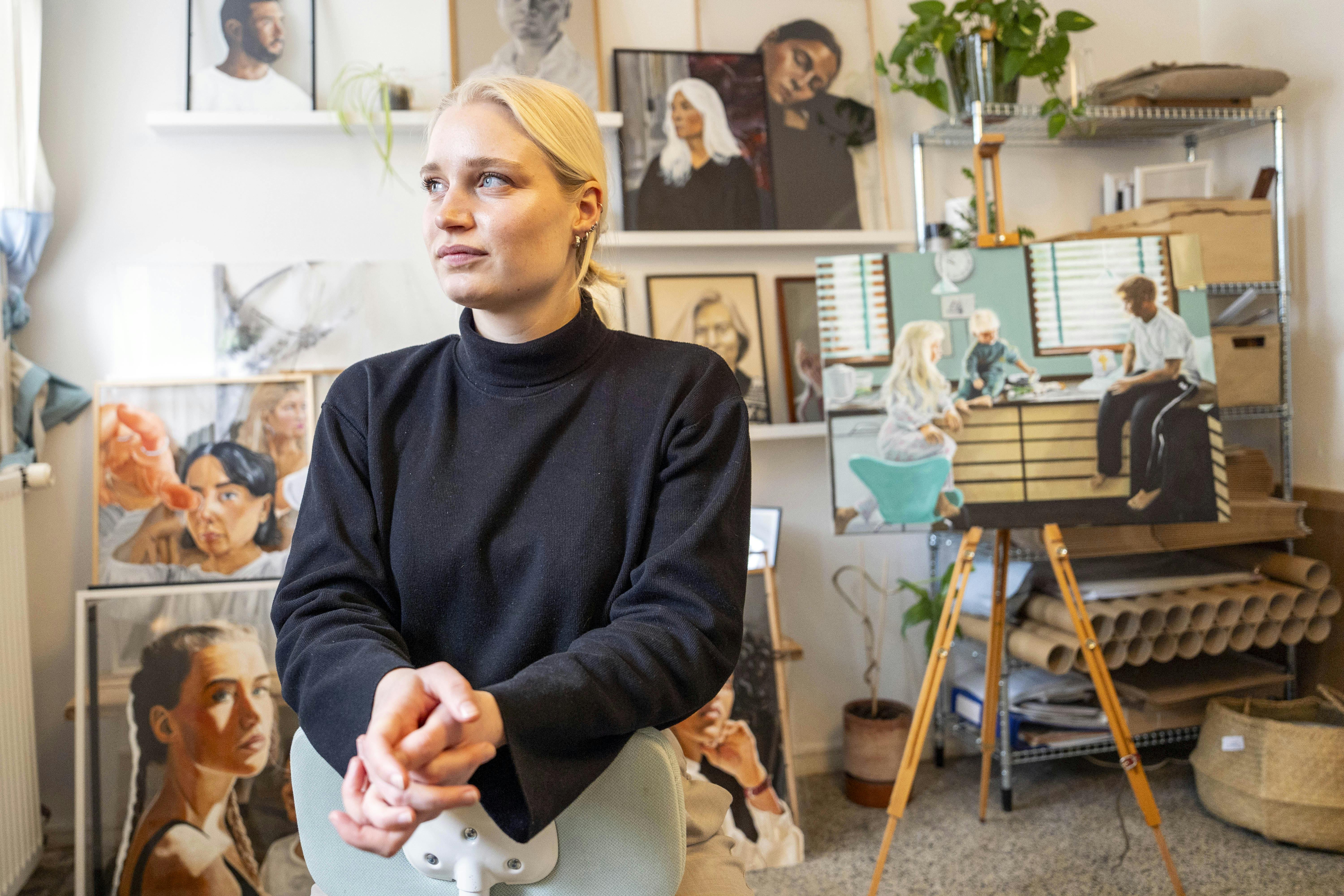 Mathilde er vinderen af konkurrencen Danmarks Bedste Portrætmaler. Hun har en hel særlig historie ind i kunsten, og hun har også en særlig måde at male sine portrætter.Hun fortæller om sin vej til at blive Danmarks bedste.