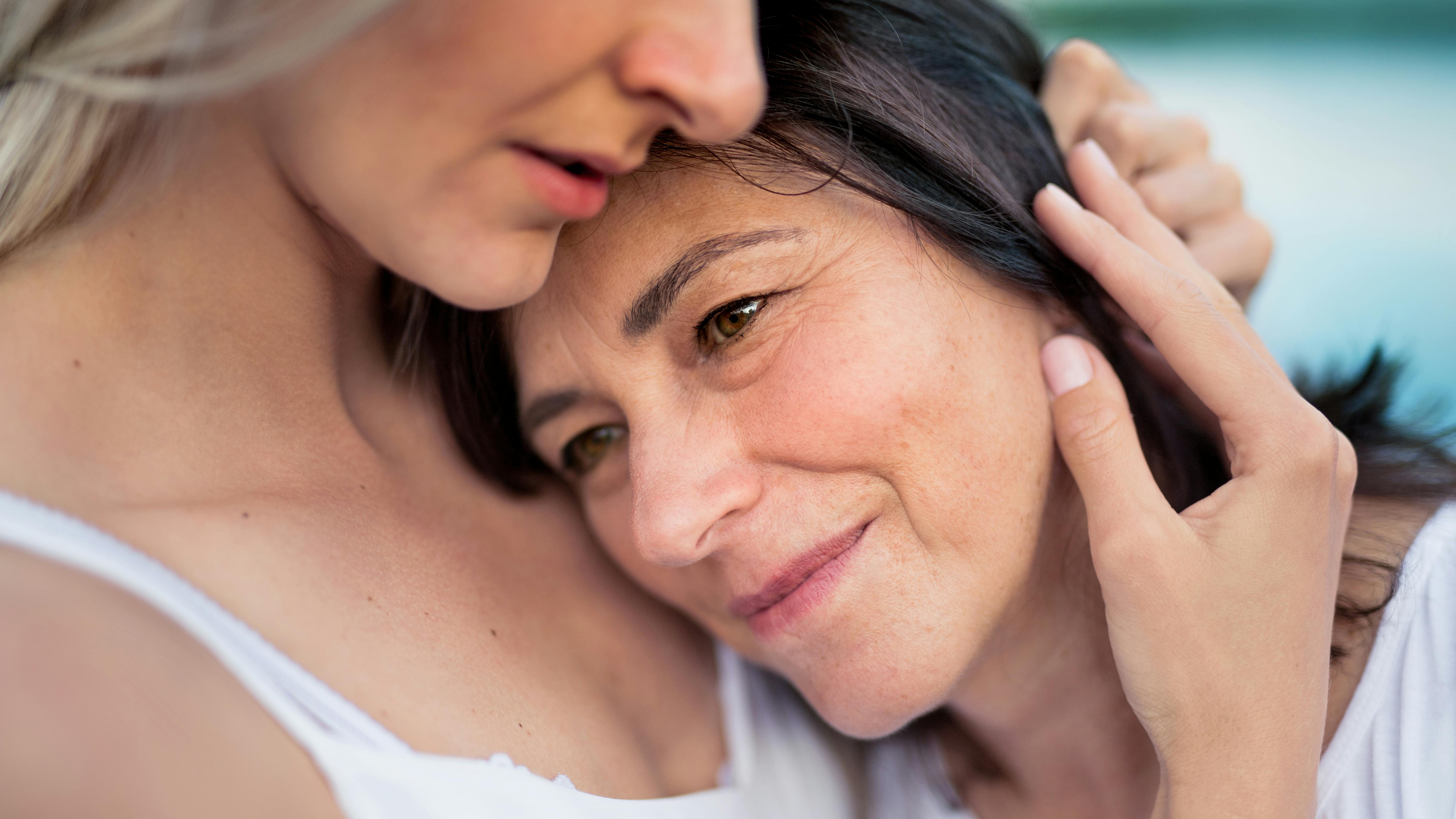 Mor og datter krammer