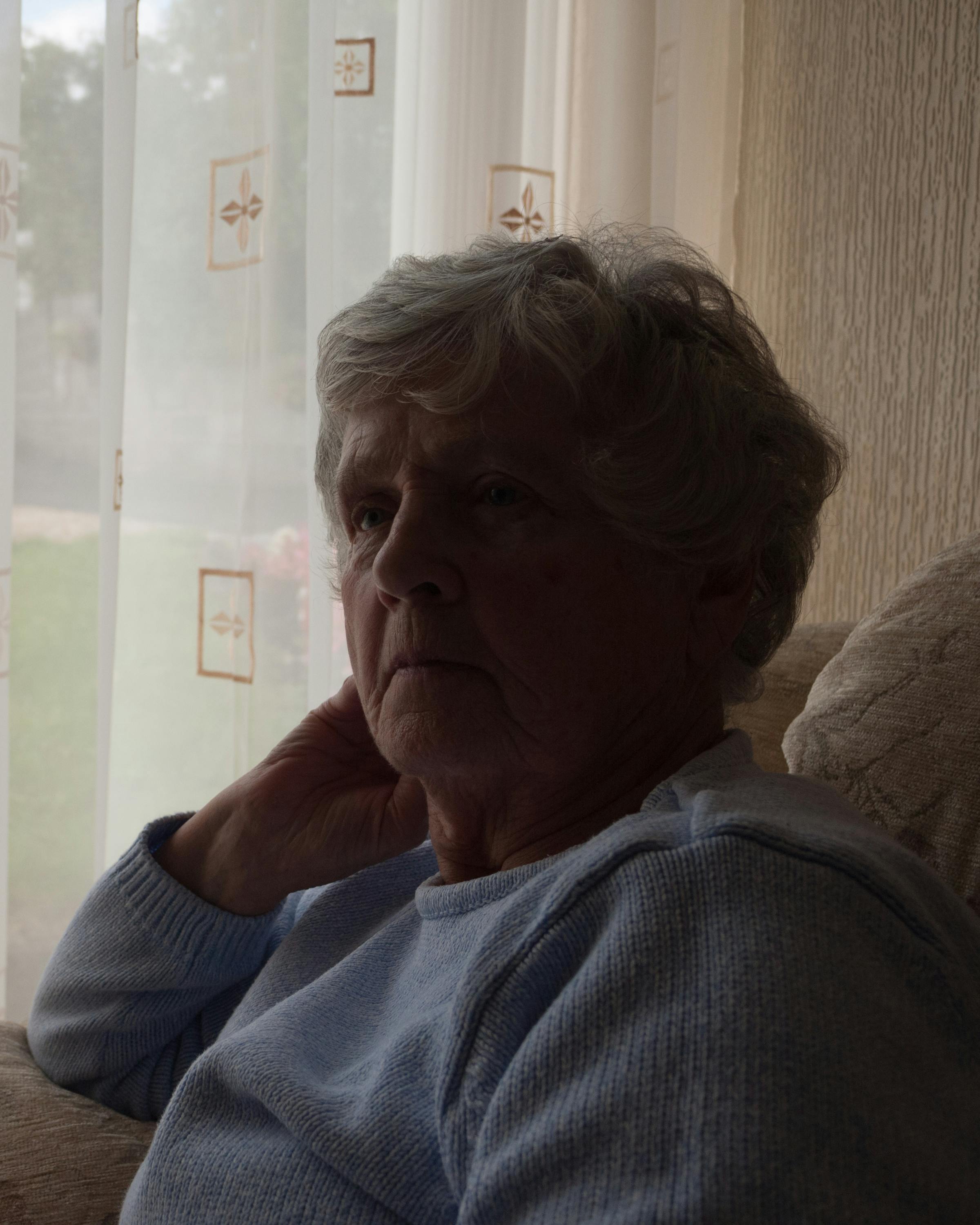 Ældre kvinde ser trist ud