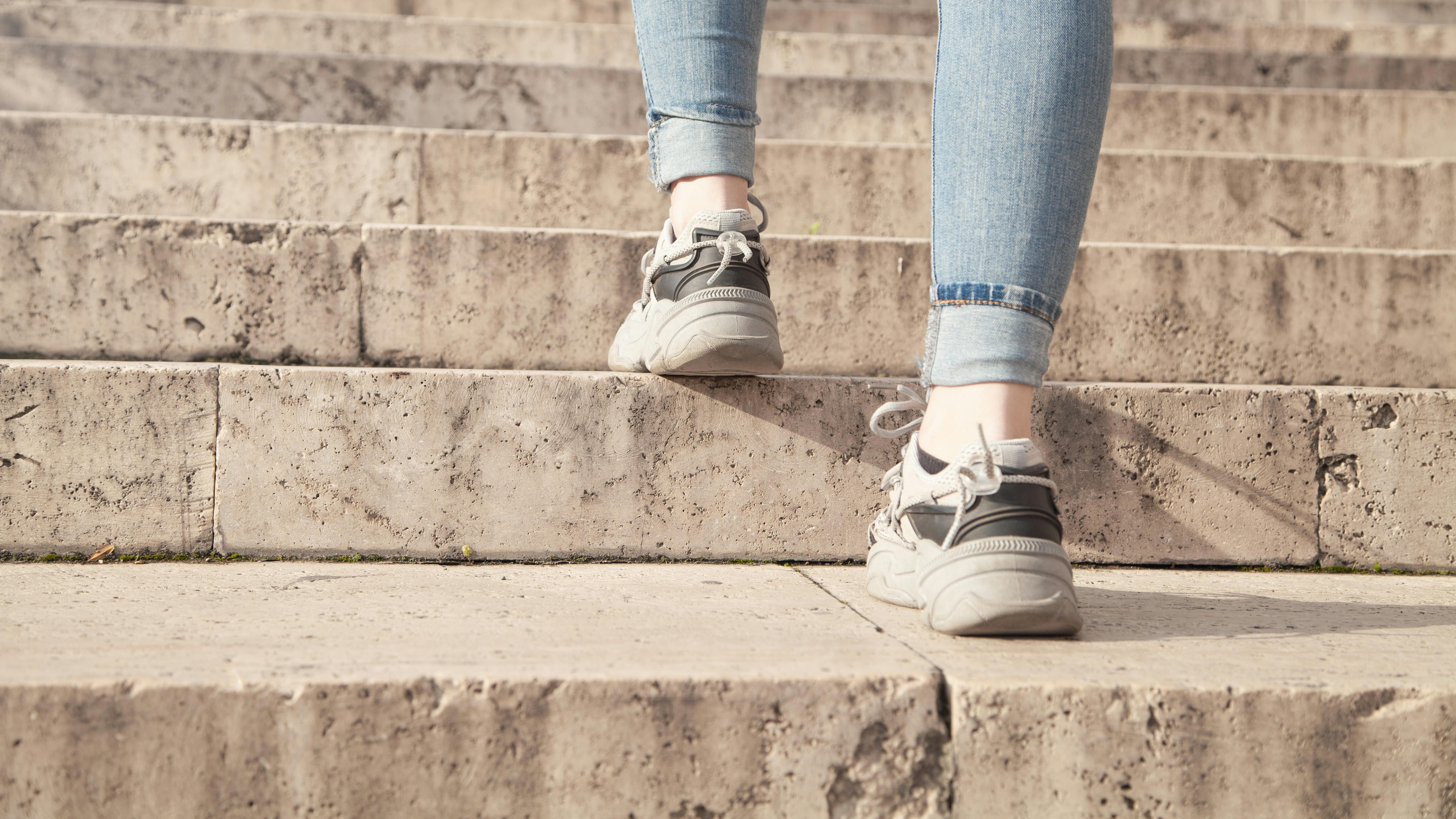 Kvinde går på trapper