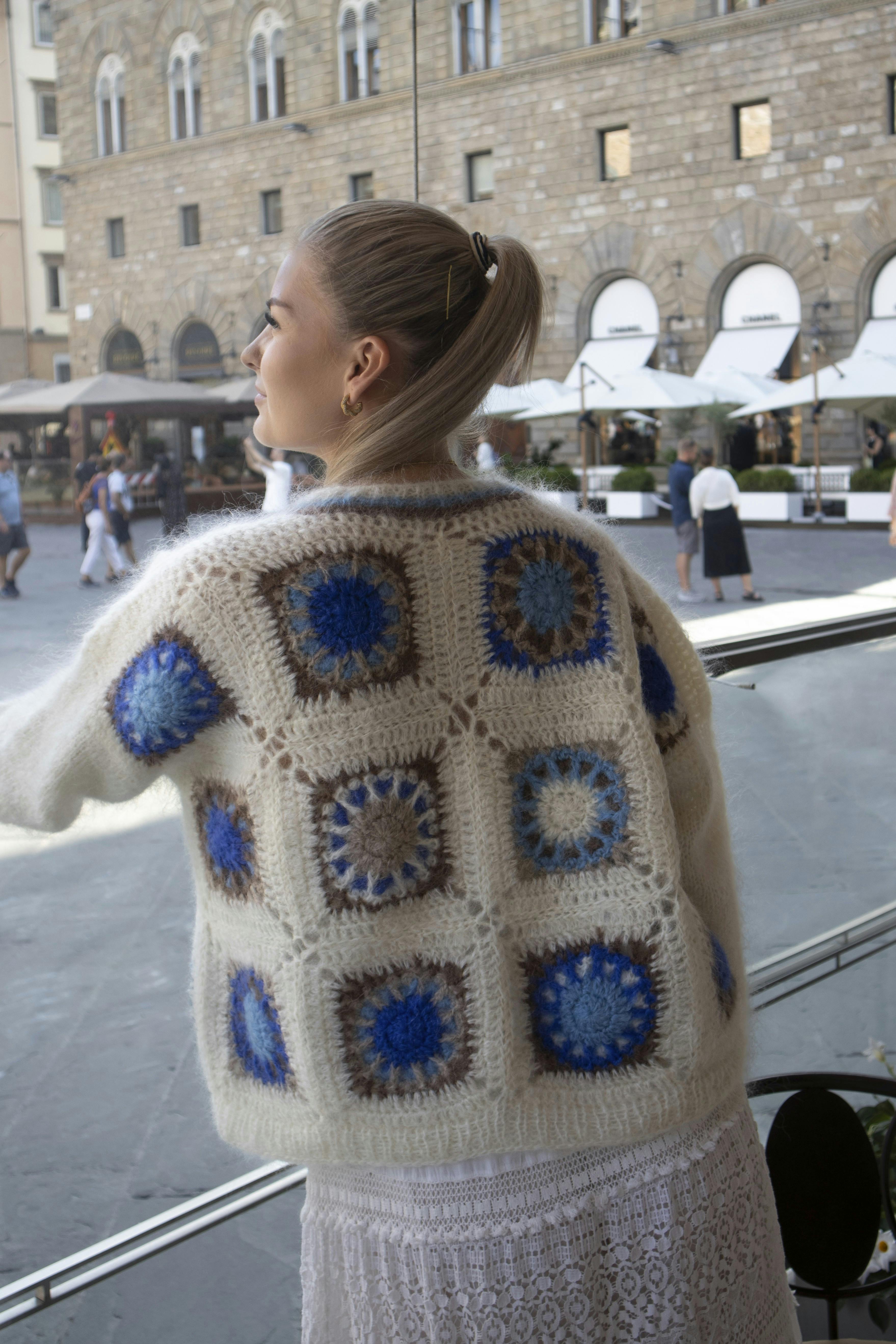 Hæklettrøje med bedstemorfirkanter set bagfra