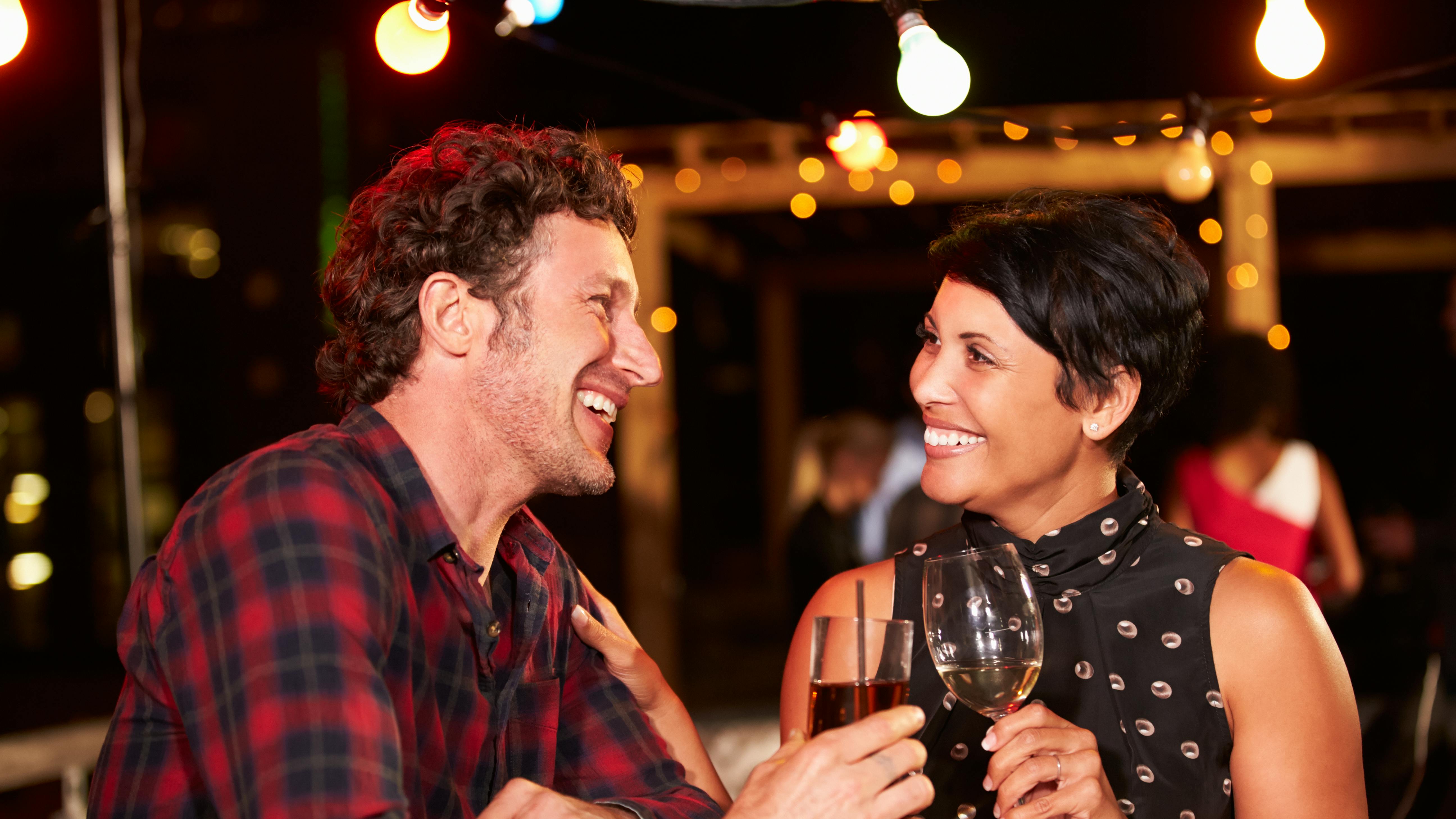 Et par, der drikker vin