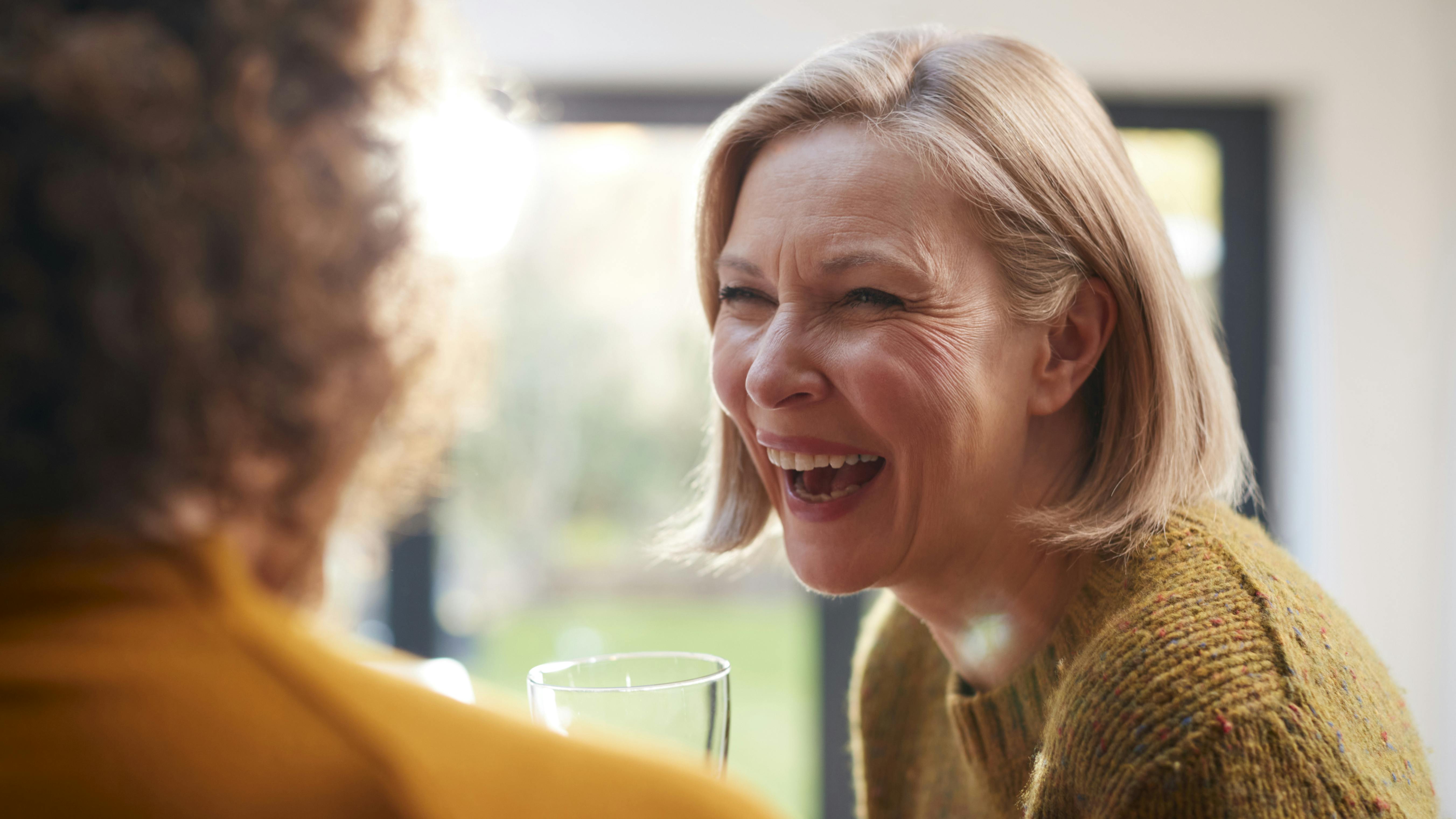 To kvinder, der taler sammen