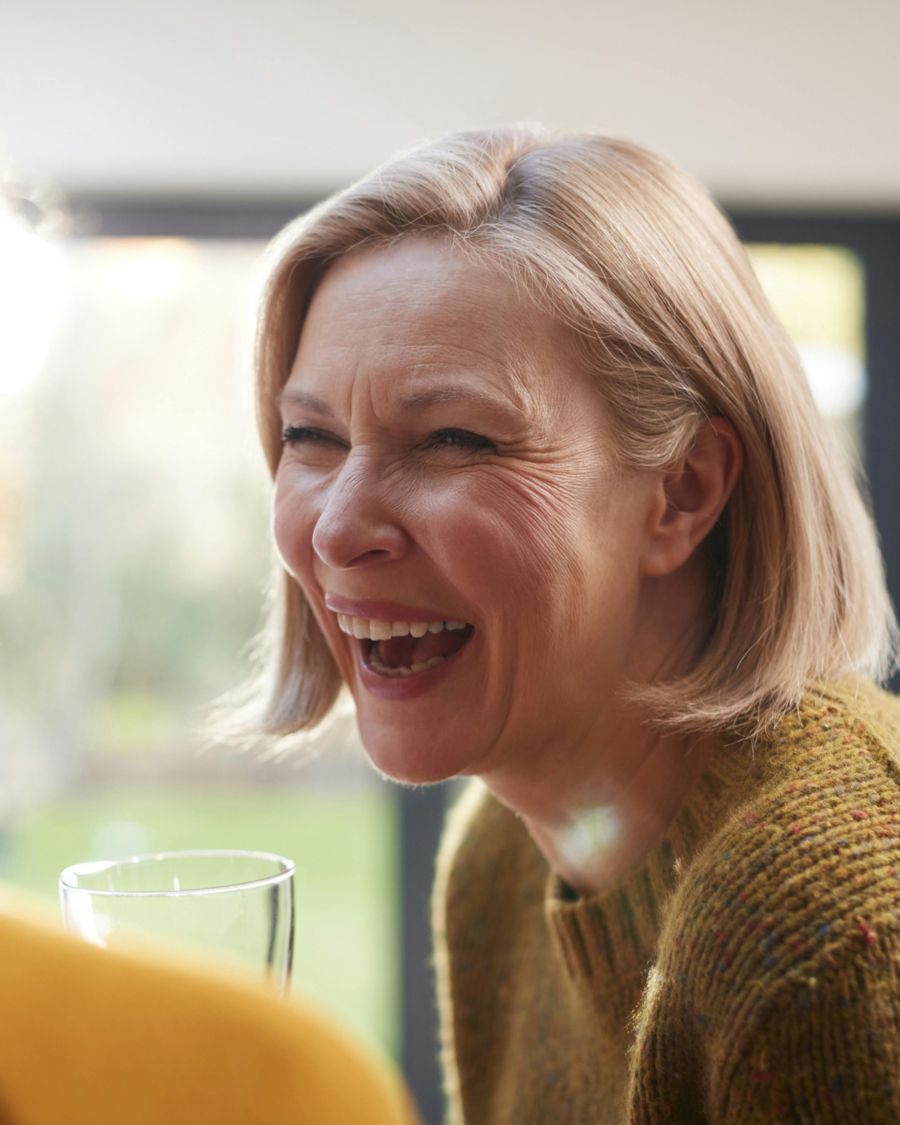 To kvinder, der taler sammen