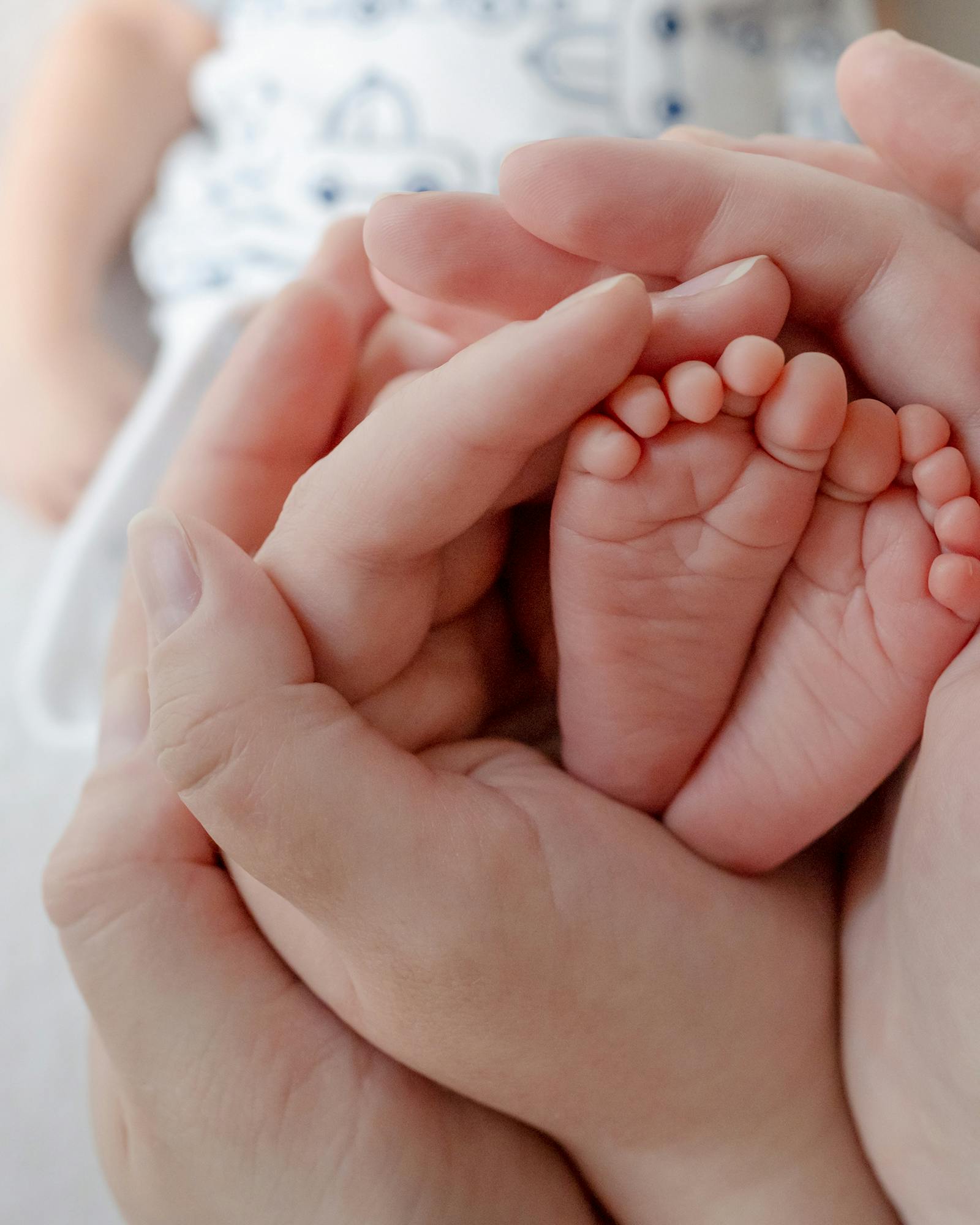 Forældre holder om barns fødder