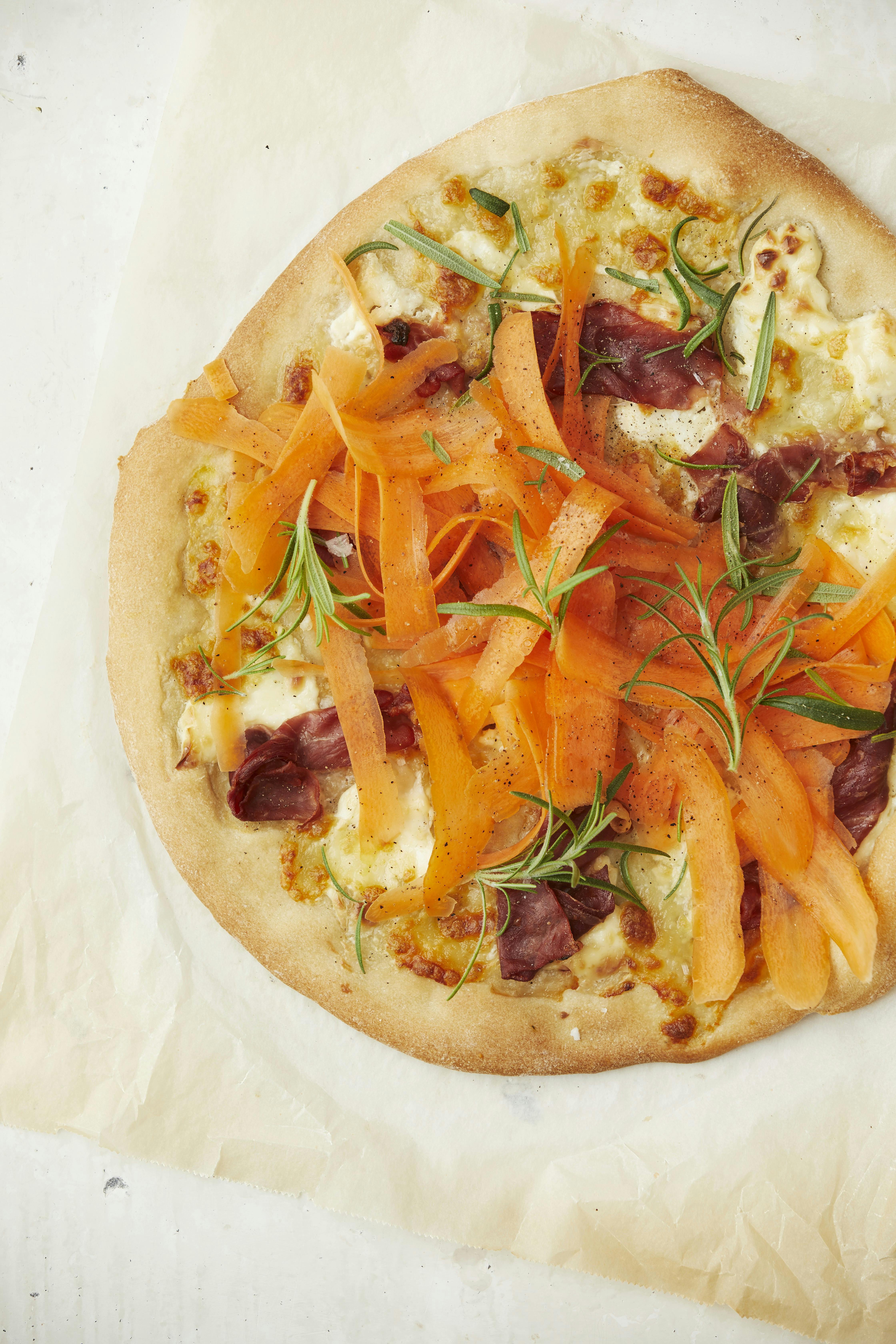 Hvid pizza med serranoskinke