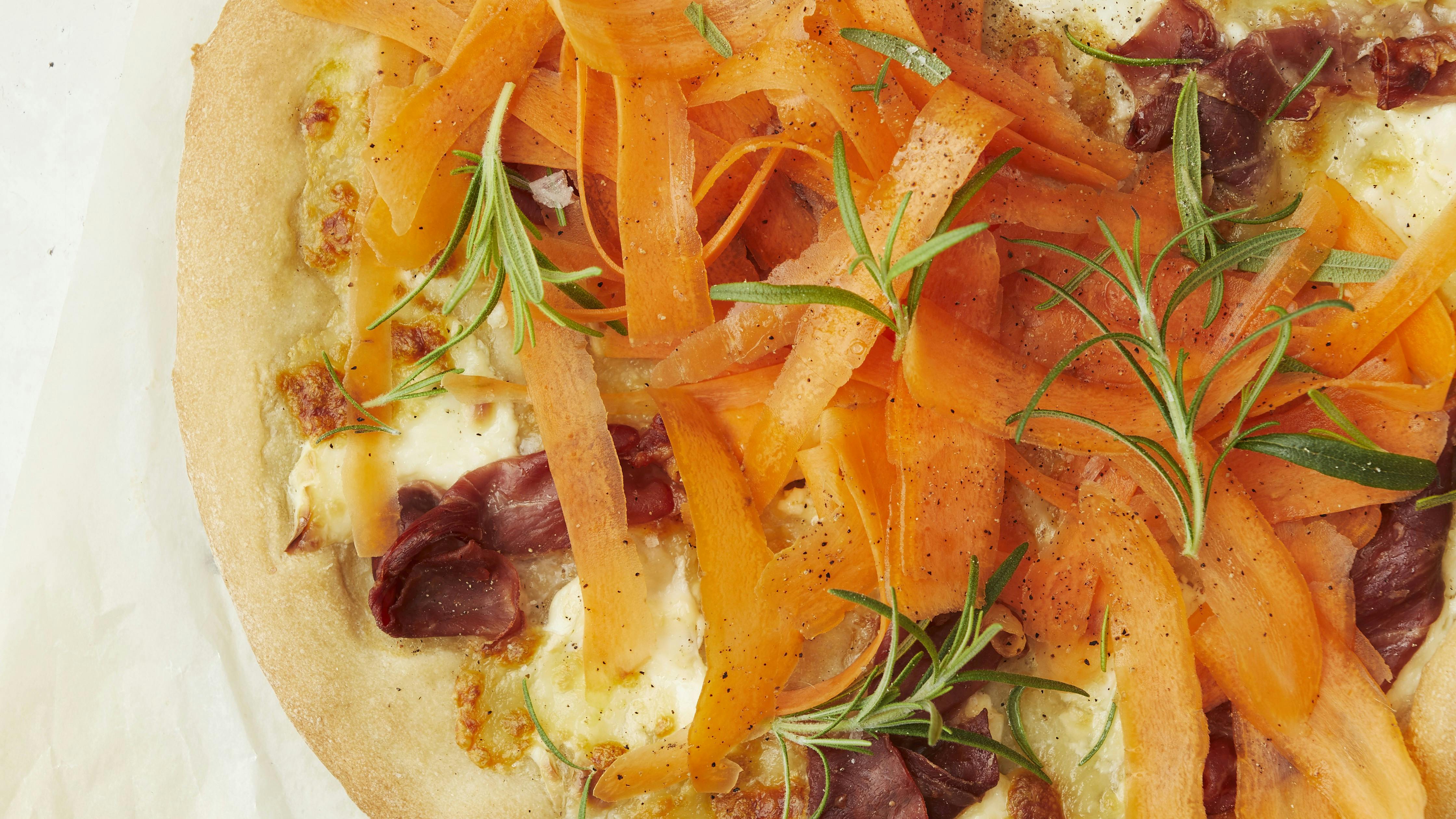 Hvid pizza med serranoskinke
