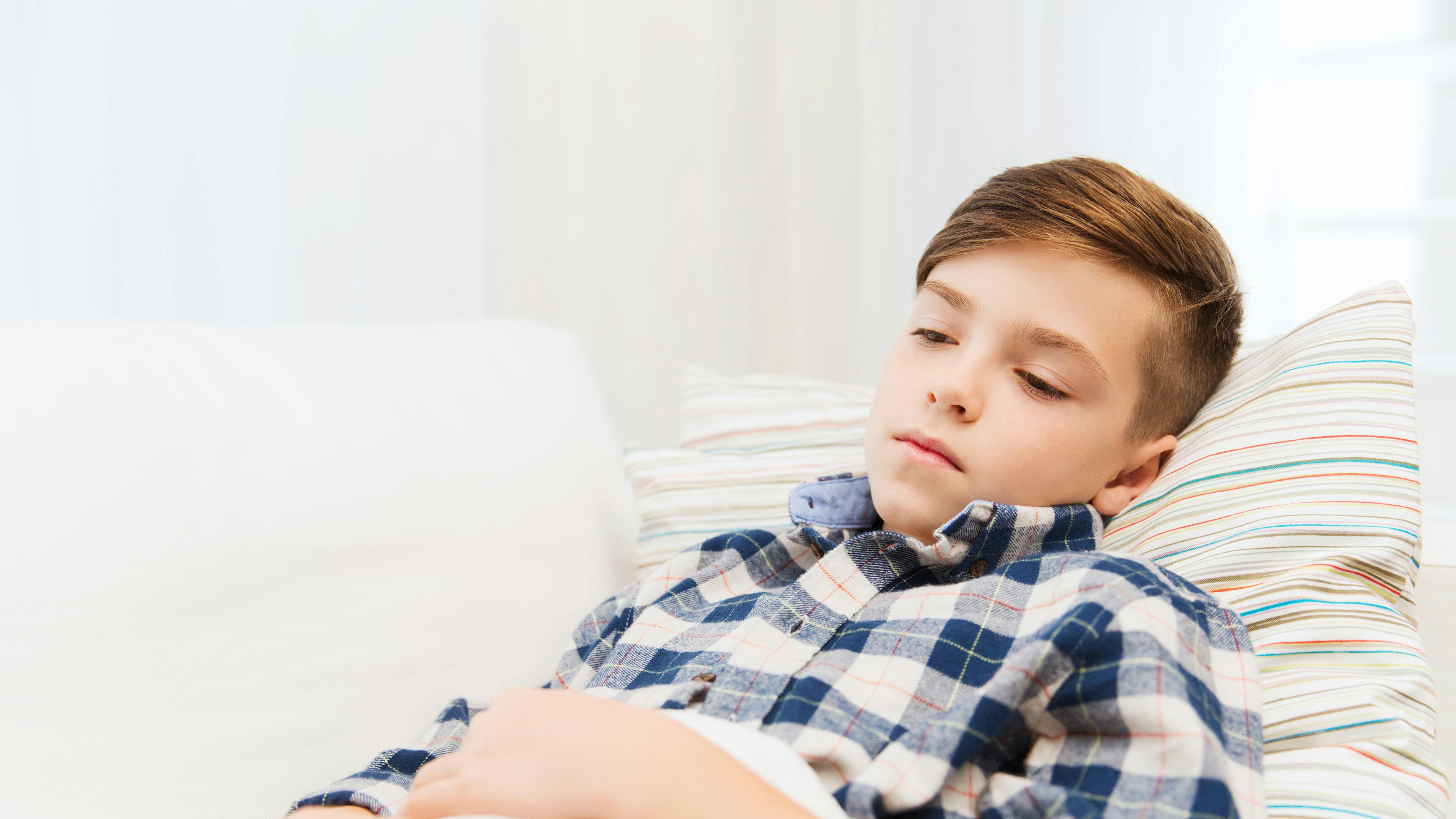 dreng med ondt i maven