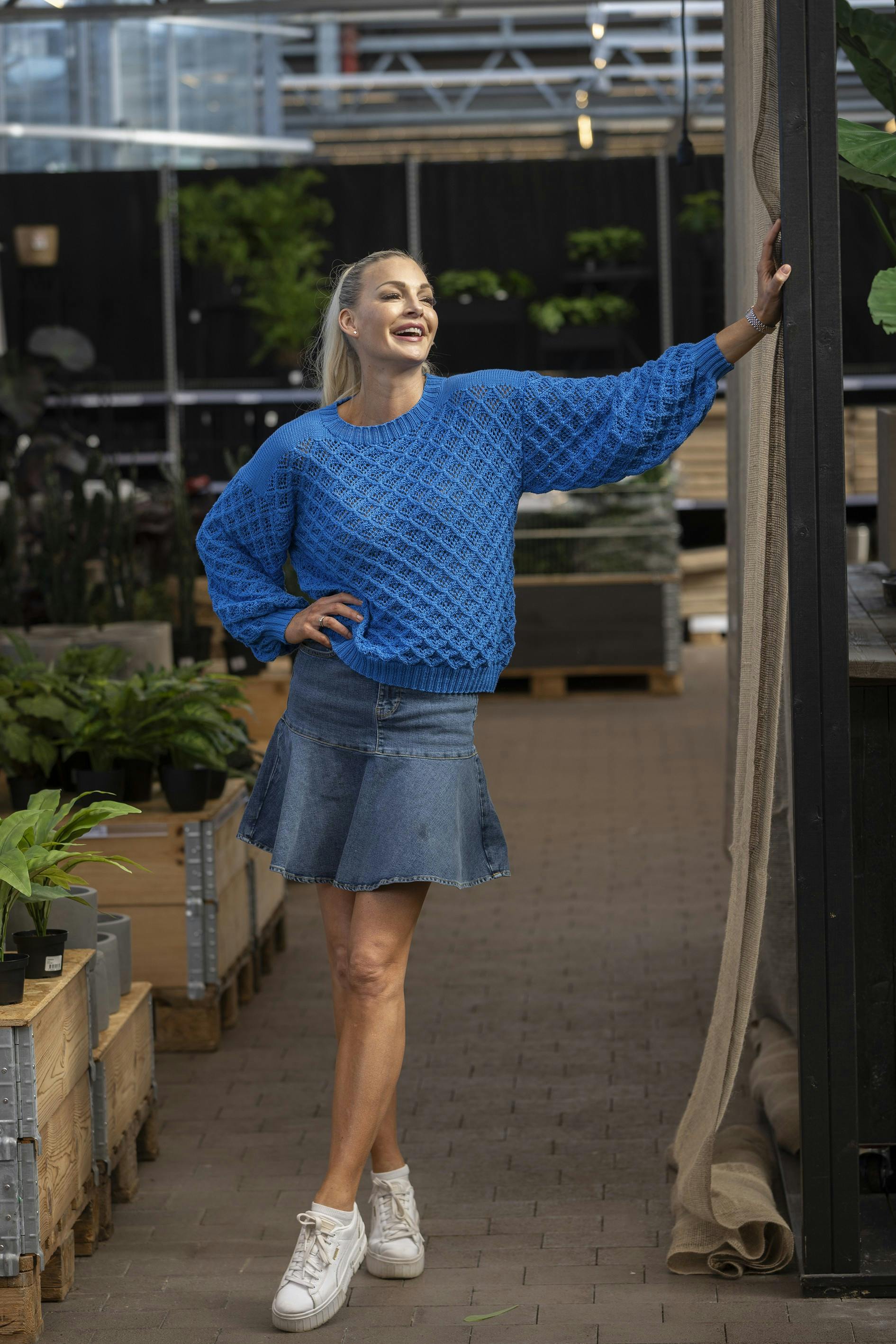 Kvinde i en hulmønster striktrøje