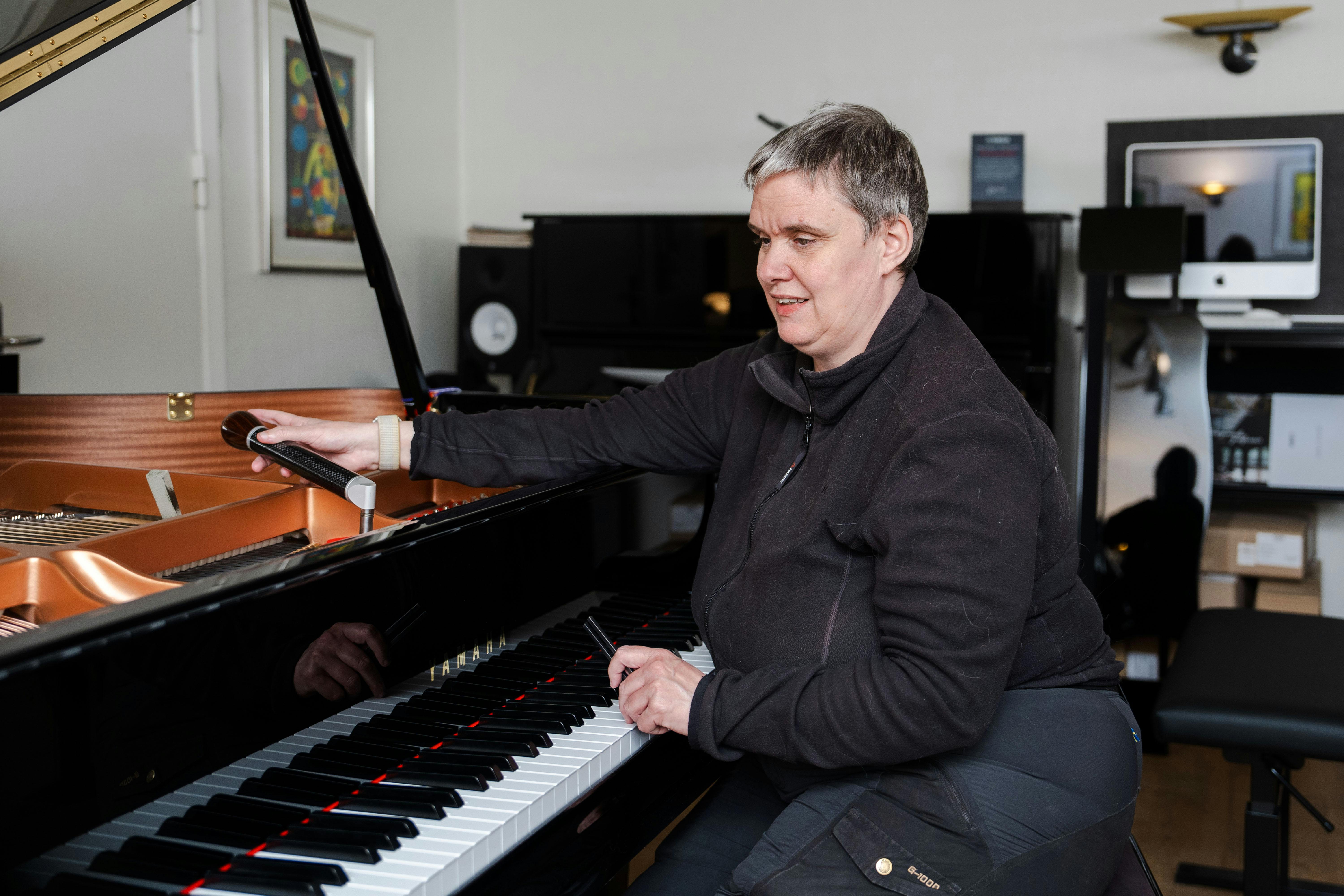 Heidi Madsen nyder sit arbejde som klaverstemmer, som foregår, inden pianoværkstedet slår dørene op for sine kunder.