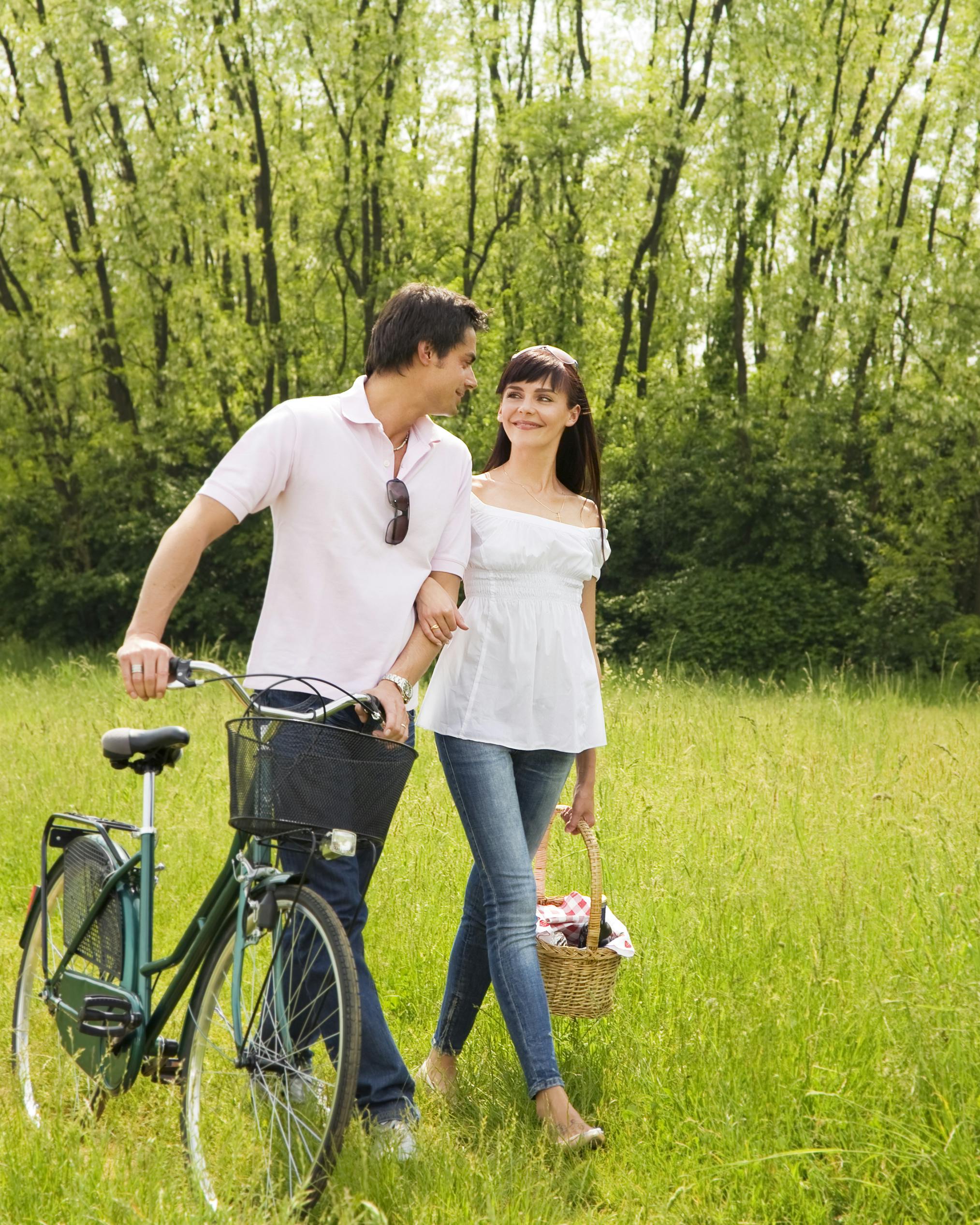 Et kærestepar går tur i skoven