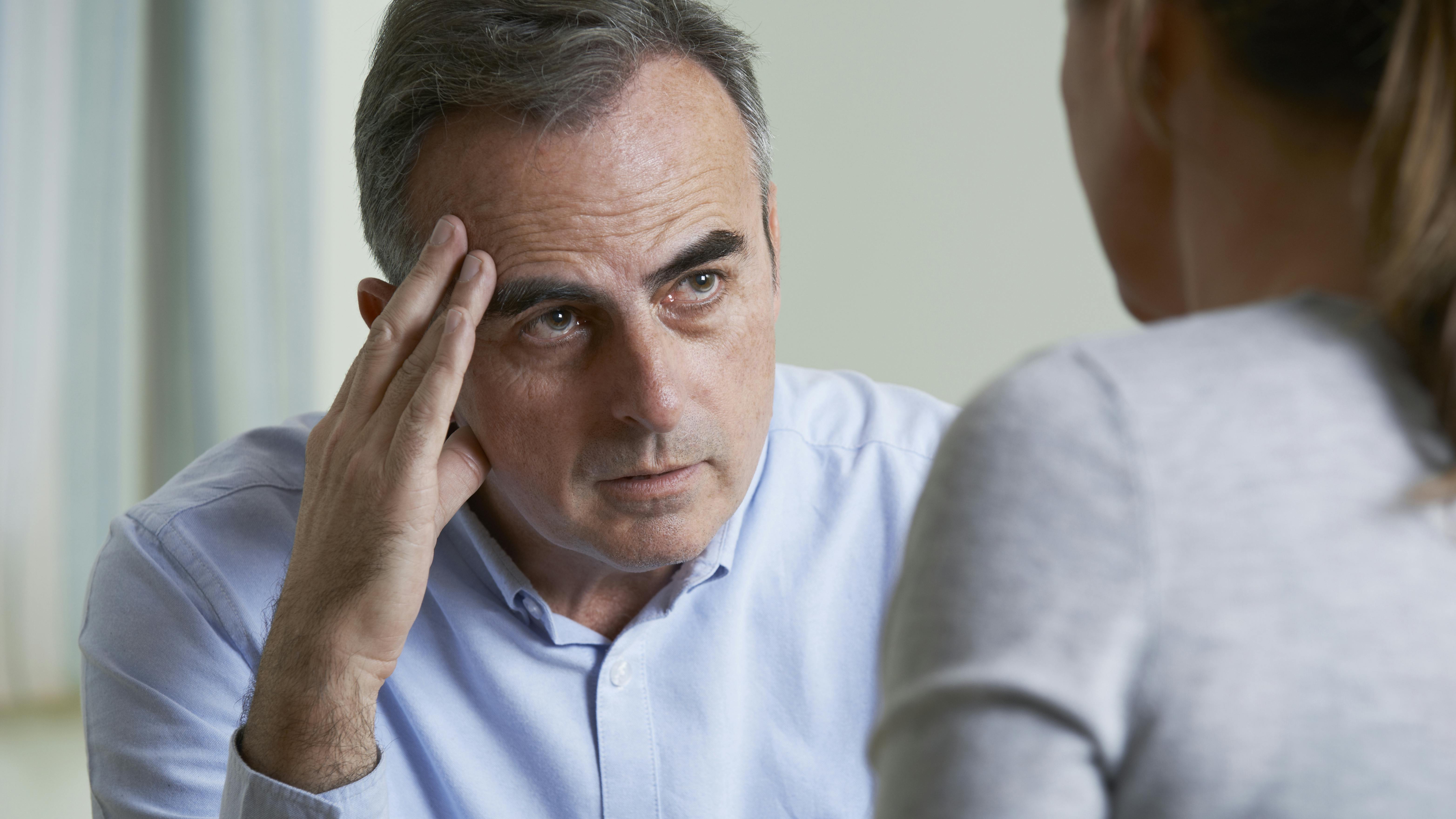 Mand og kvinde diskuterer