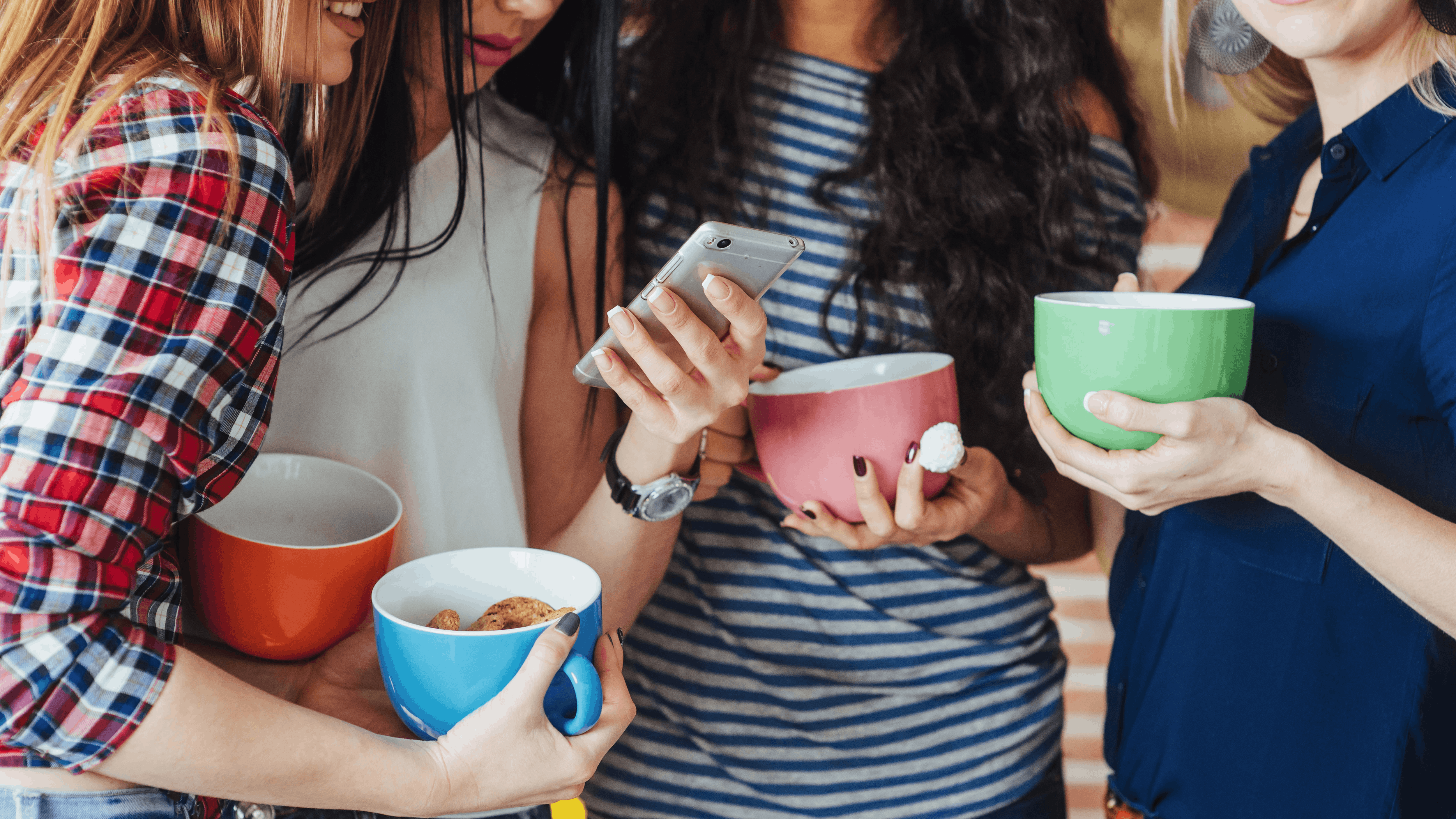 Gruppe af piger, der drikker kaffe