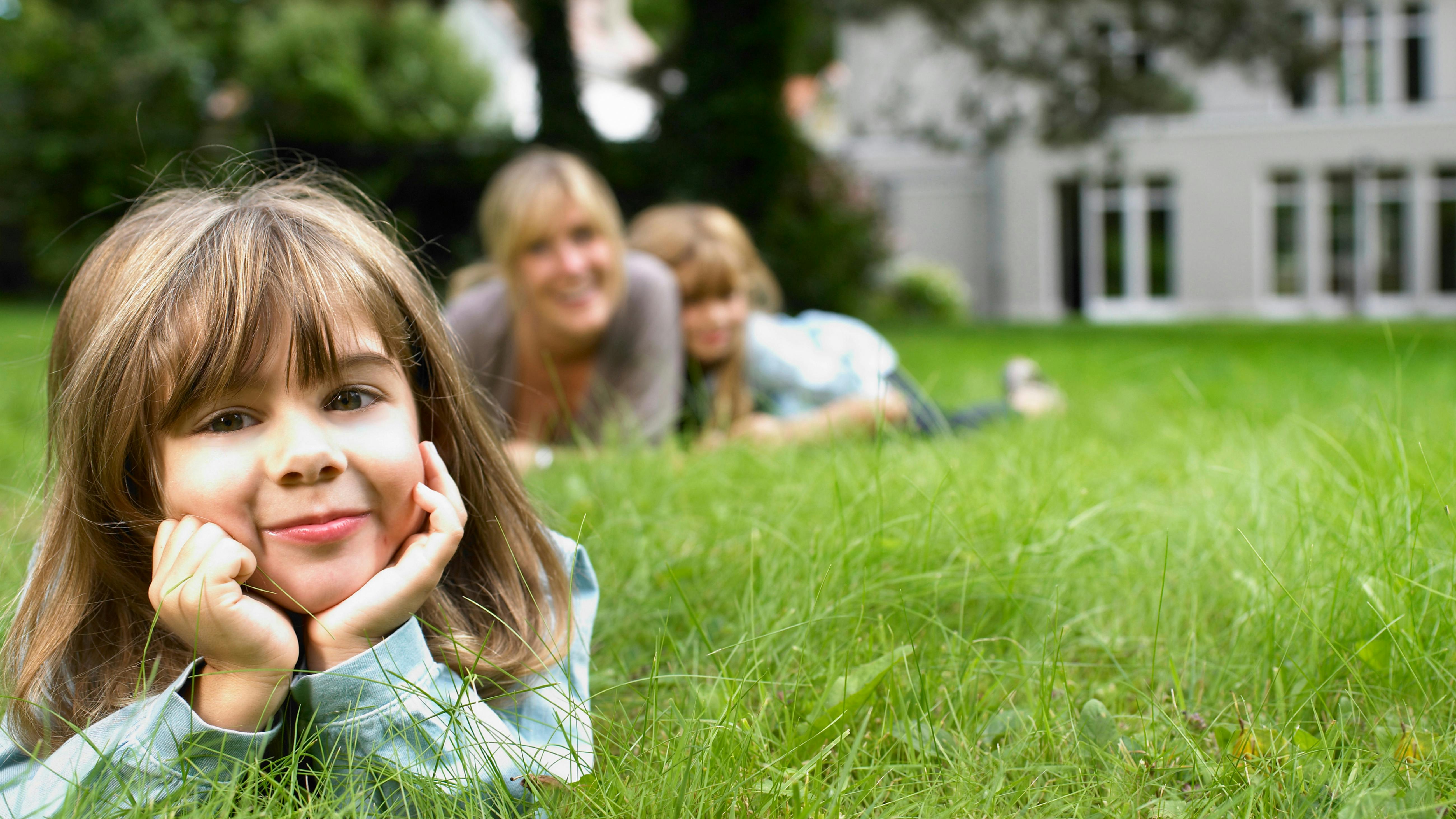 Mor og hendes børn i en have
