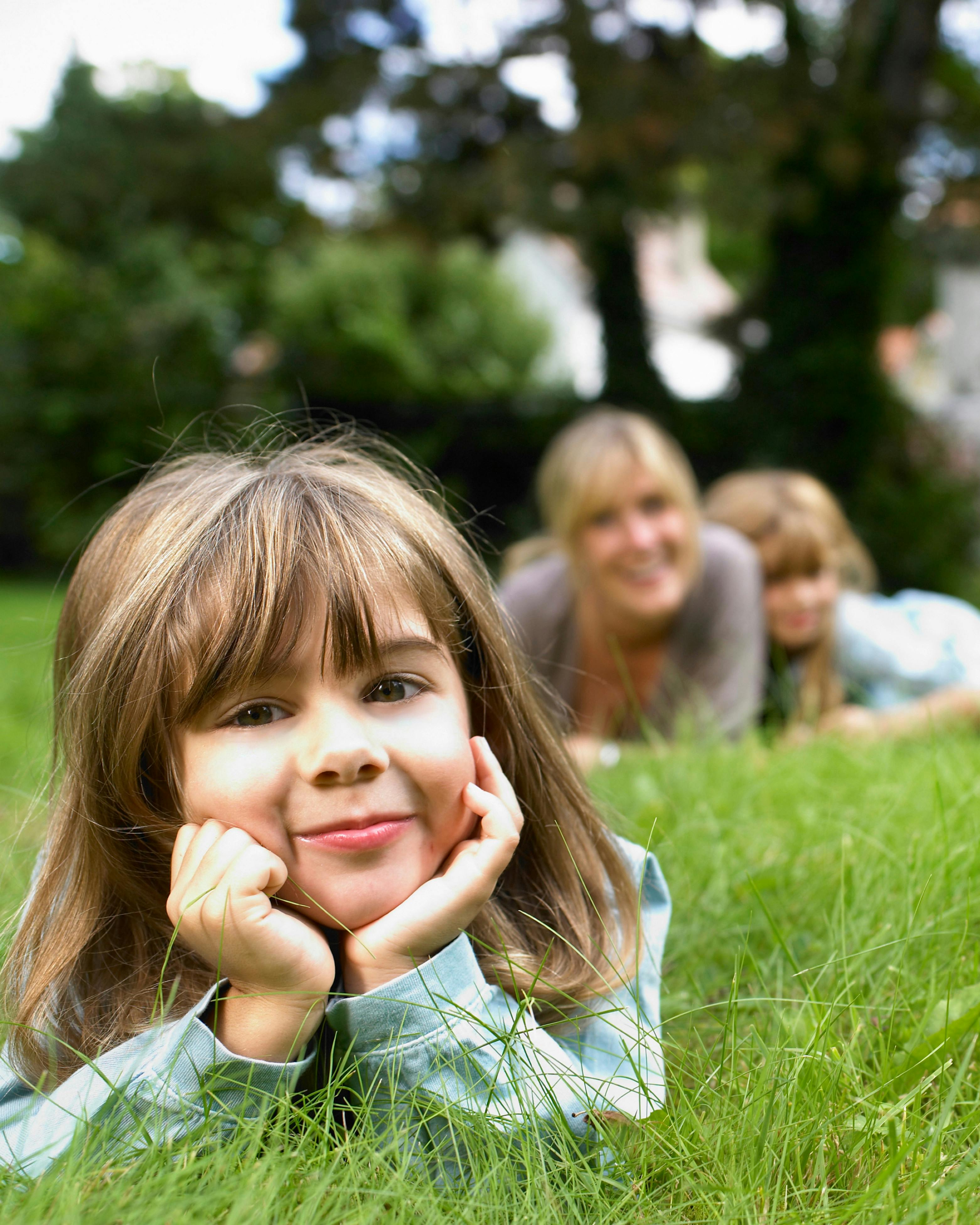 Mor og hendes børn i en have