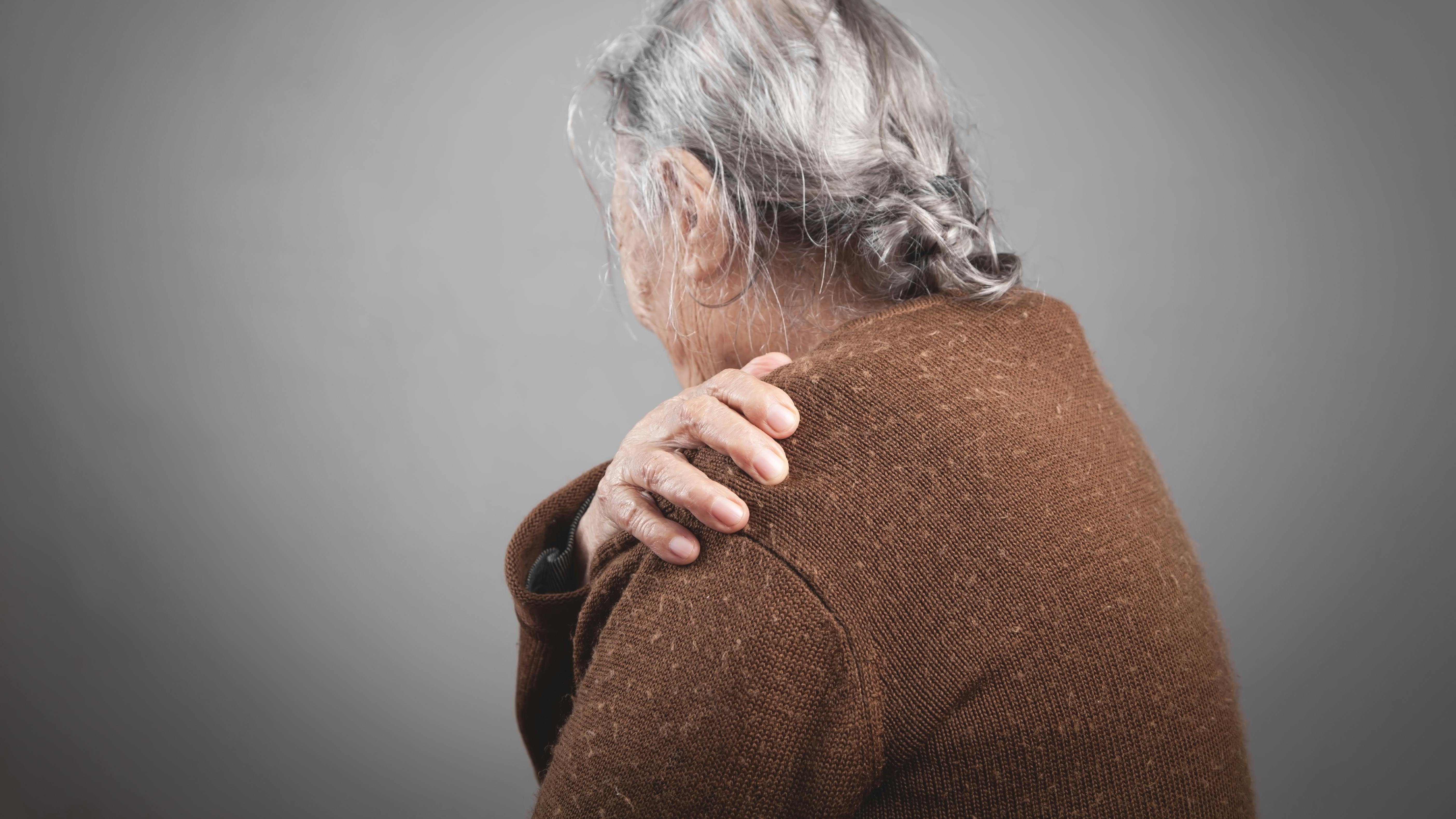 Kvinde med gigt i skulderen