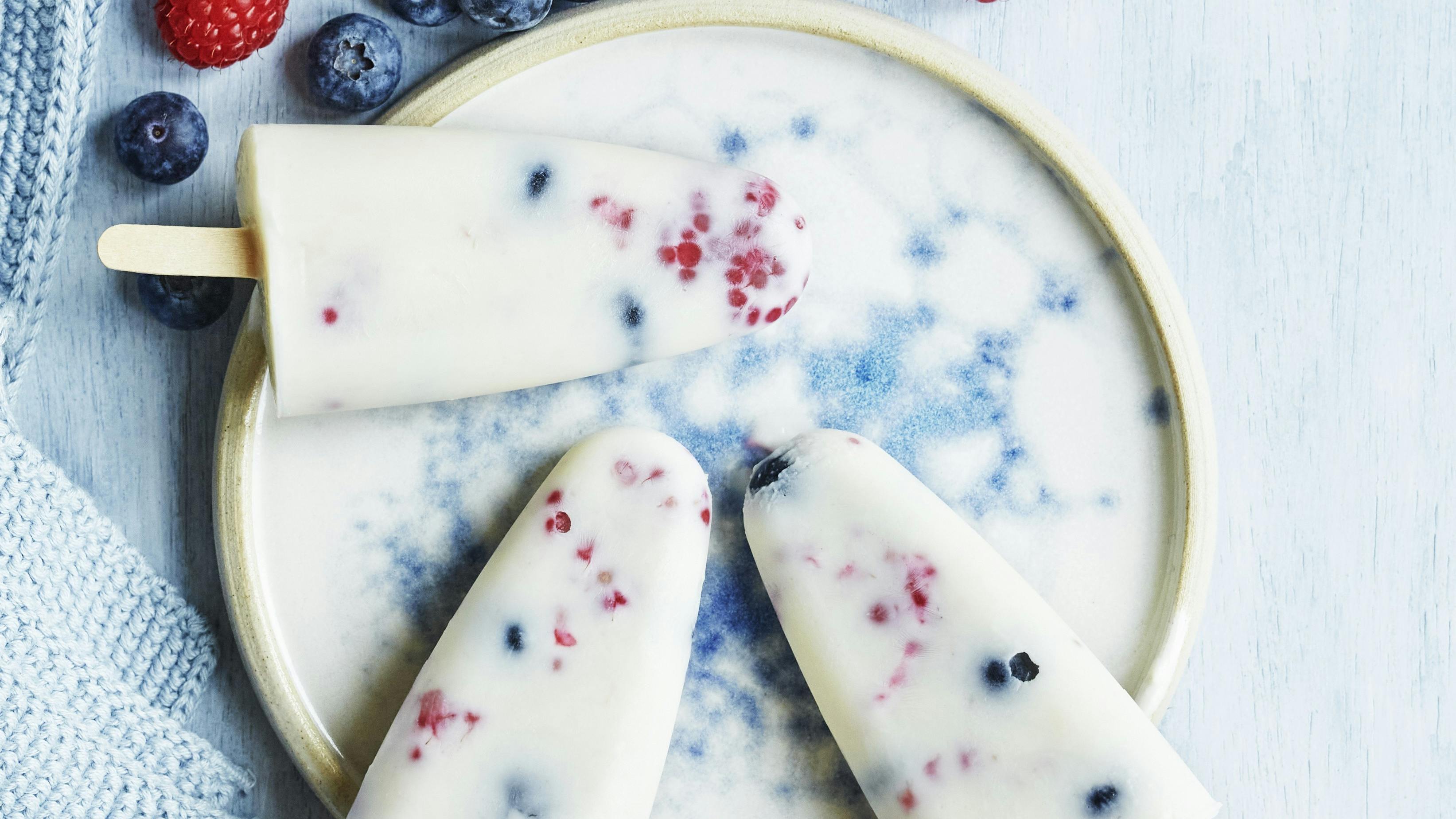 Ispinde med blåbær og hindbær