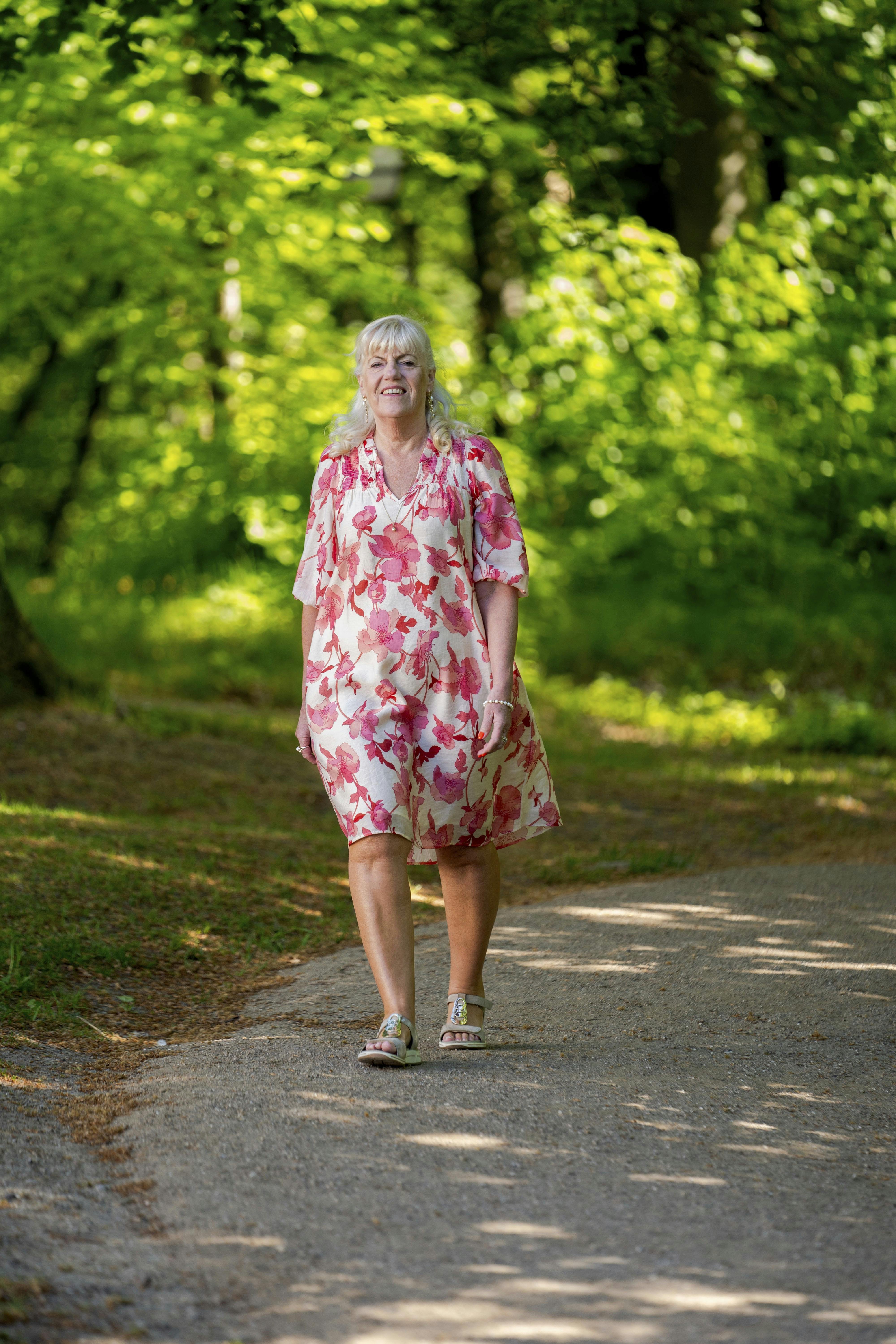 Dorthe ude i en skov