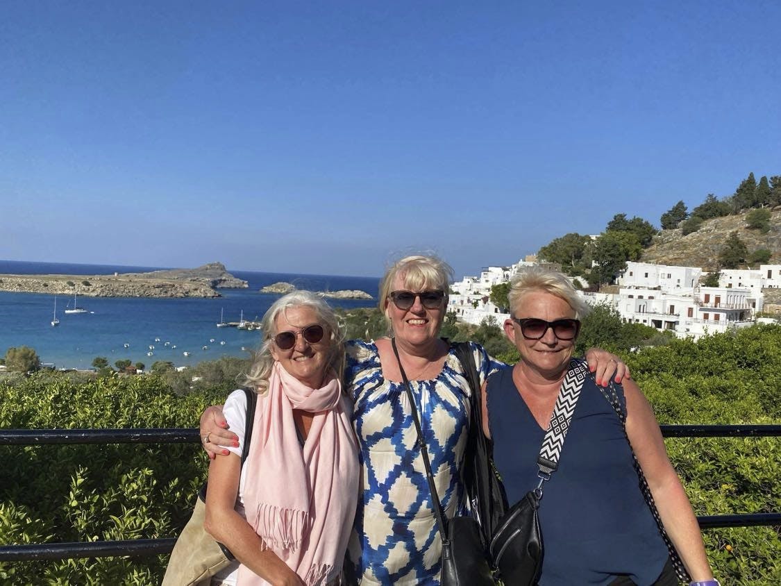 Dorthe omgivet af to af sine nyfundne veninder.