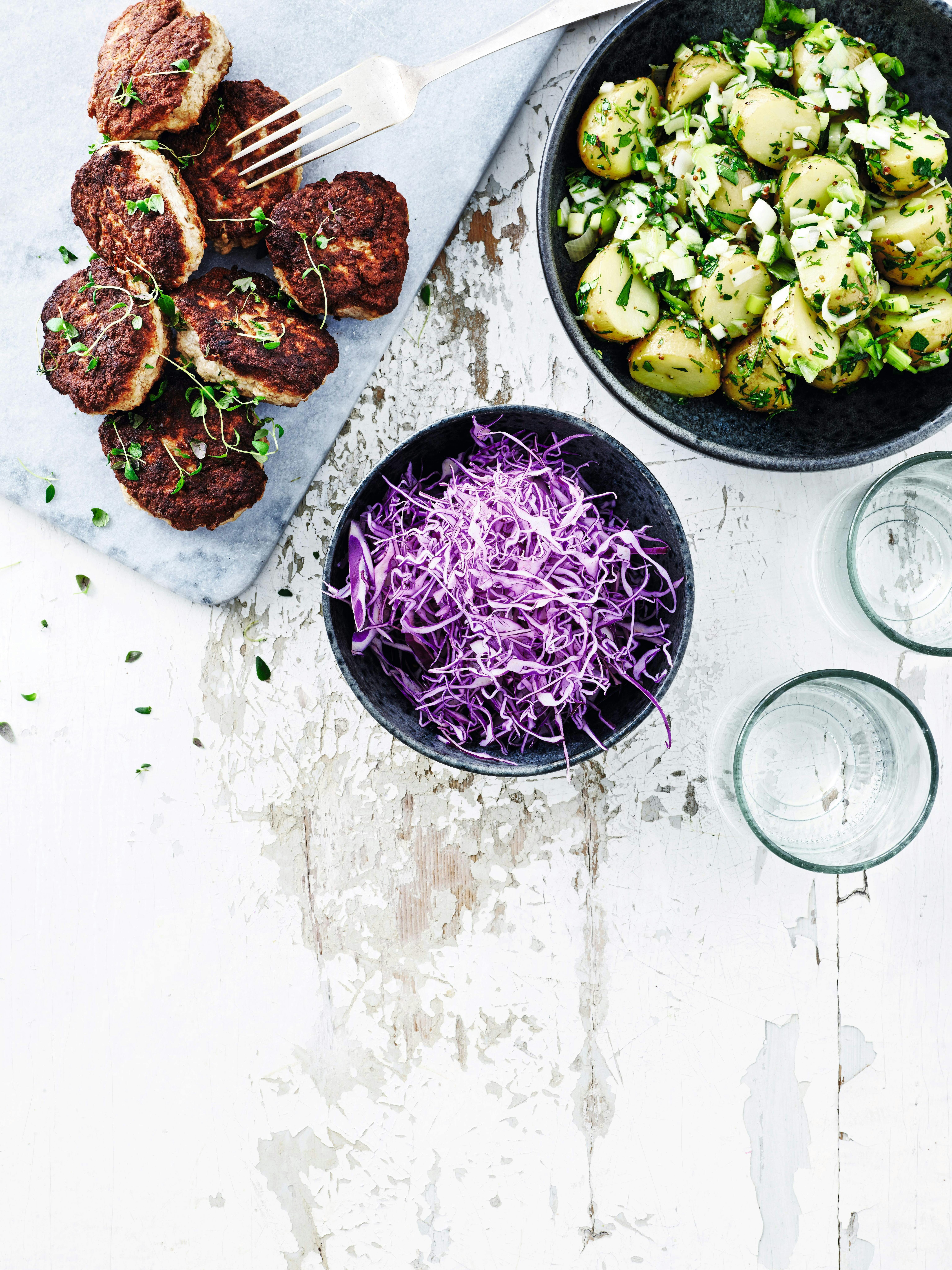 Timianfrikadeller med grøn kartoffelsalat