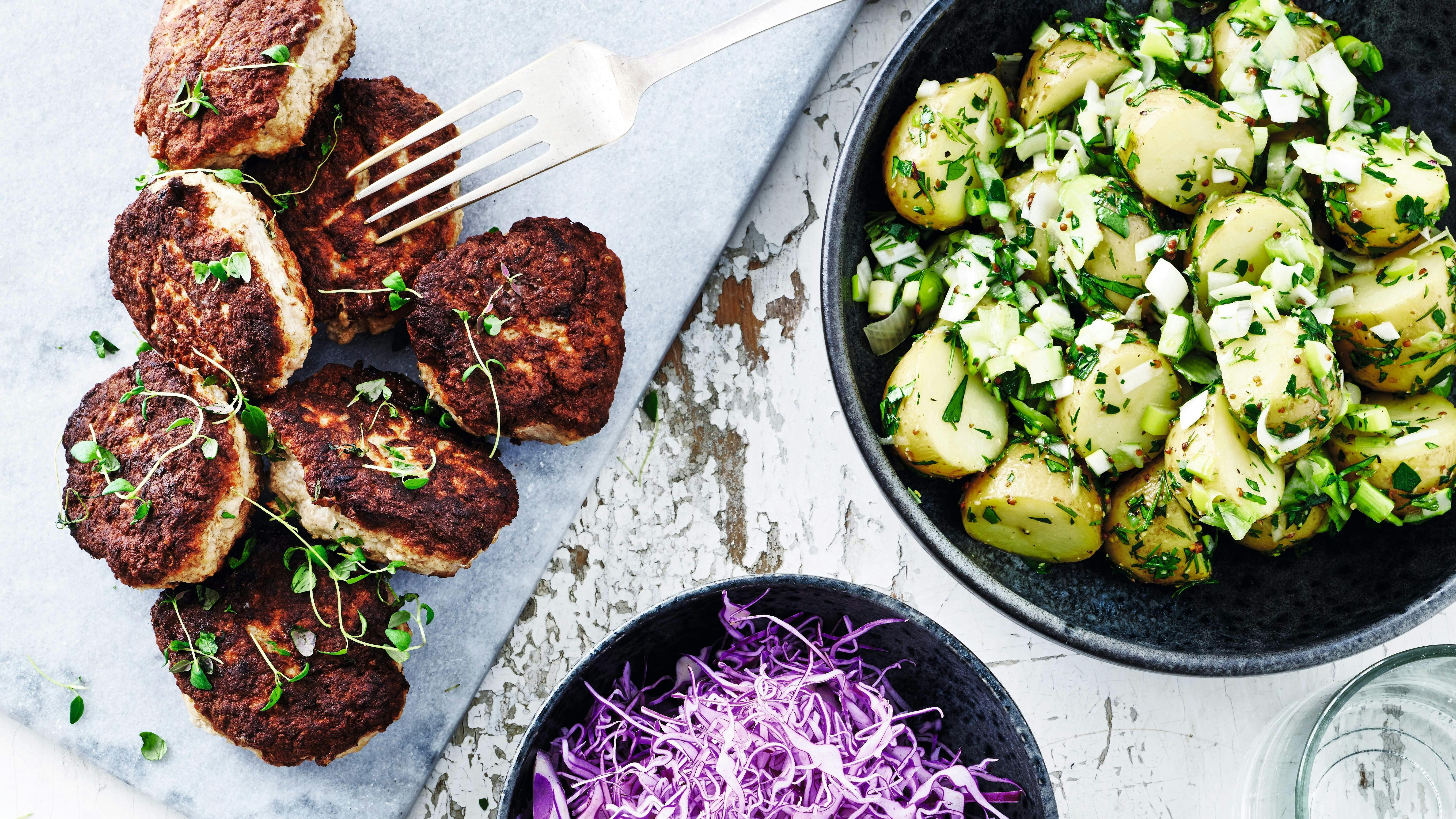 Timianfrikadeller med grøn kartoffelsalat