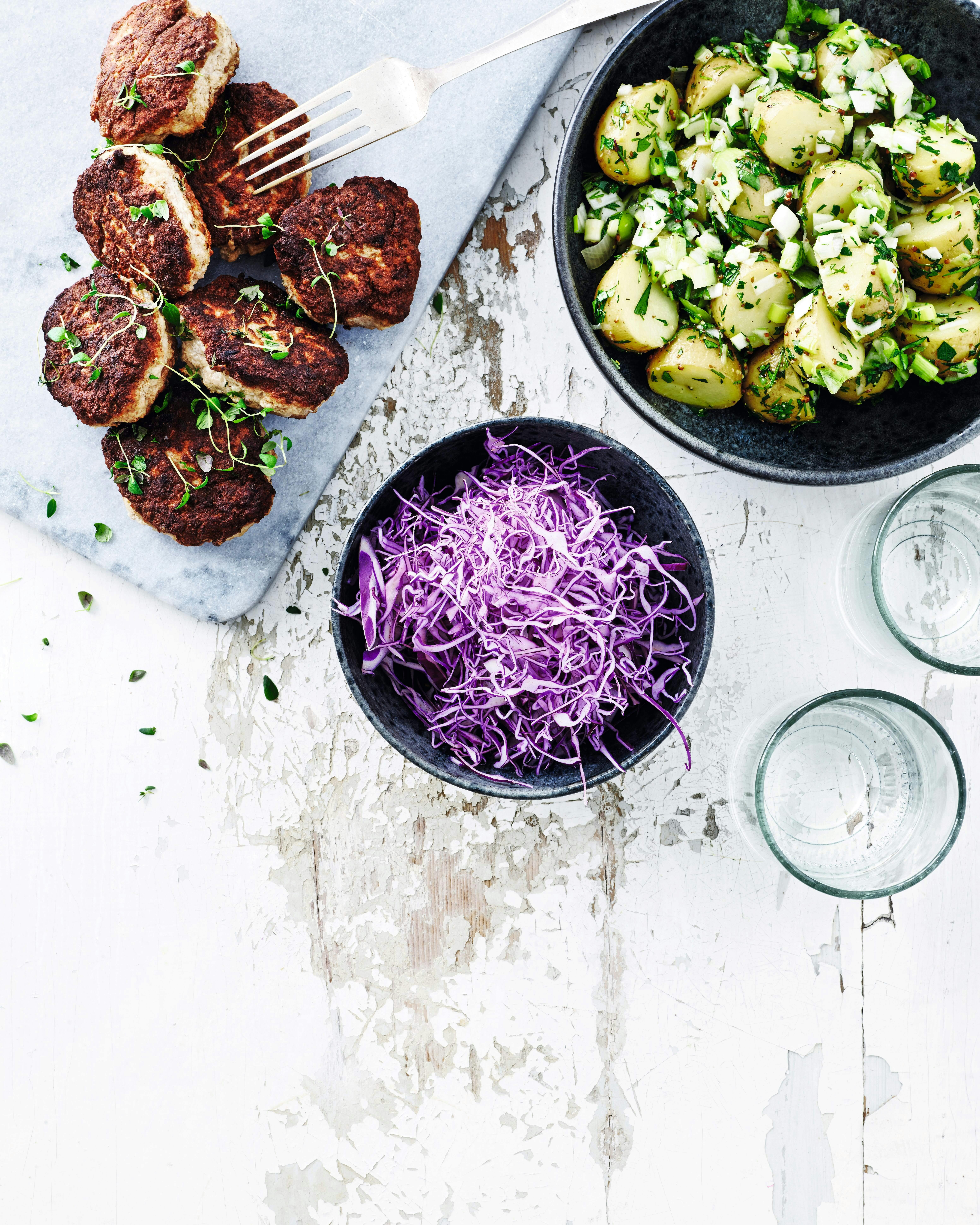 Timianfrikadeller med grøn kartoffelsalat