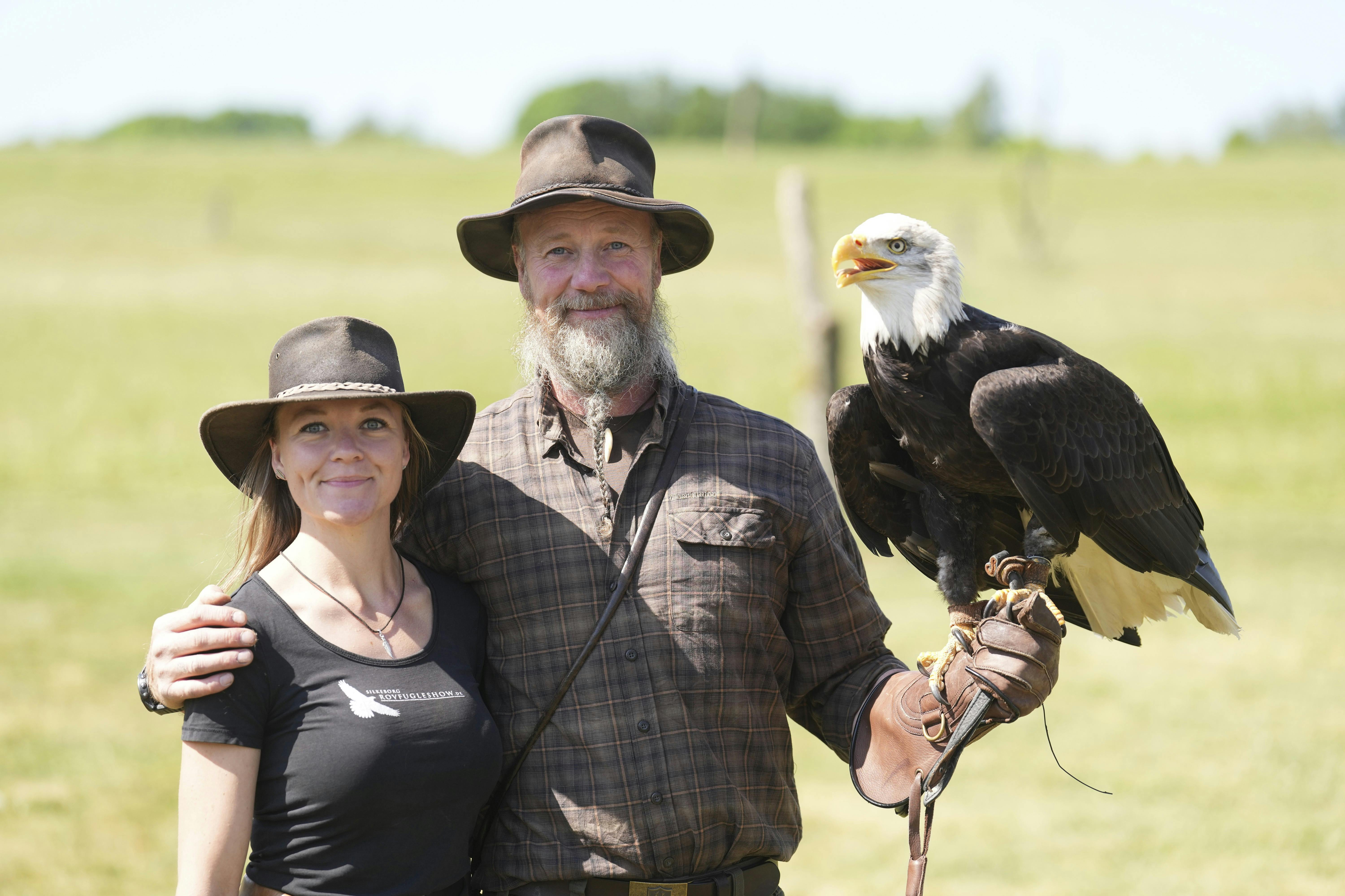 Flemming, kæresten og Isabella med falken Freja.