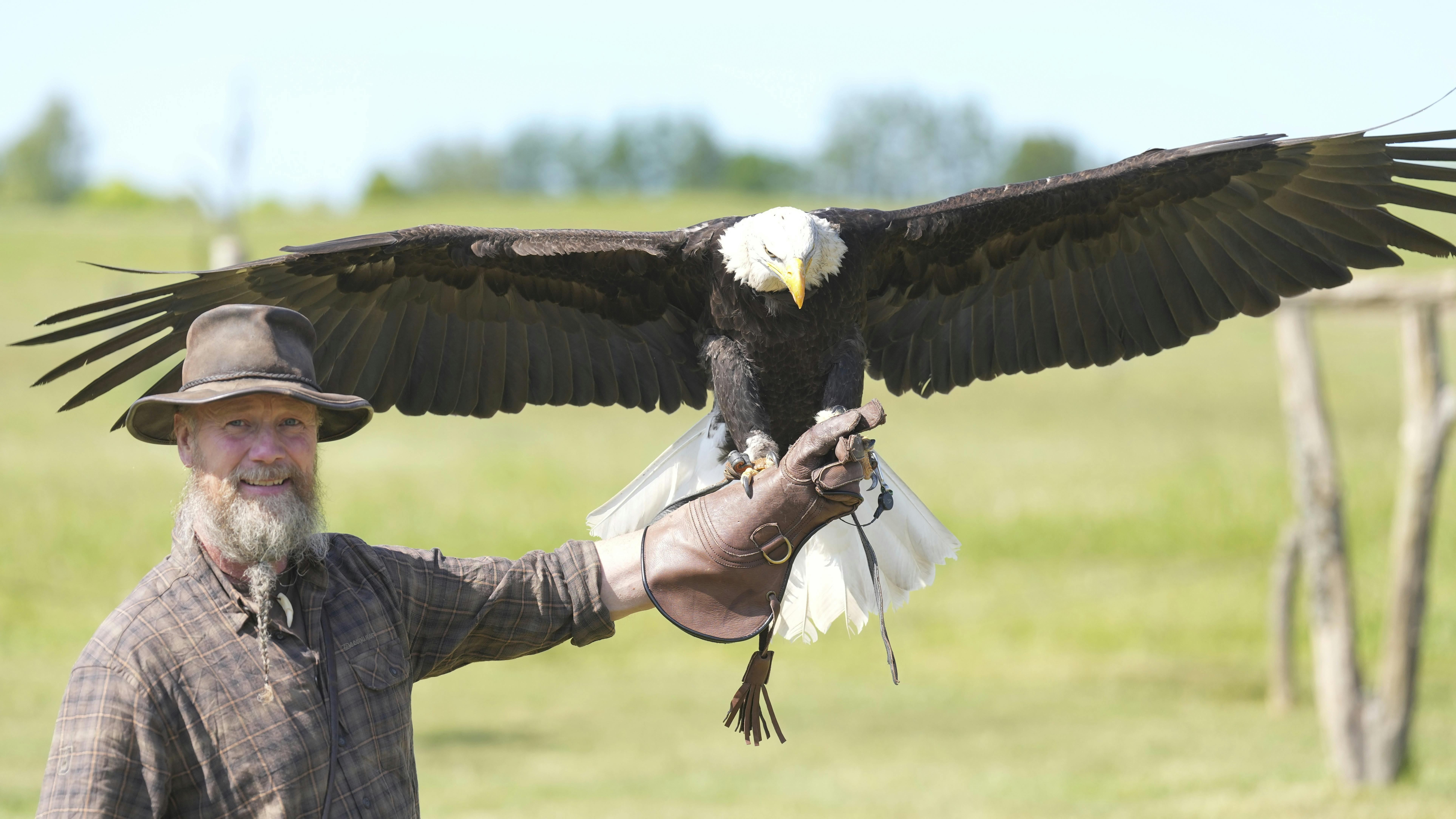 Flemming Sanggaard med en ørn.