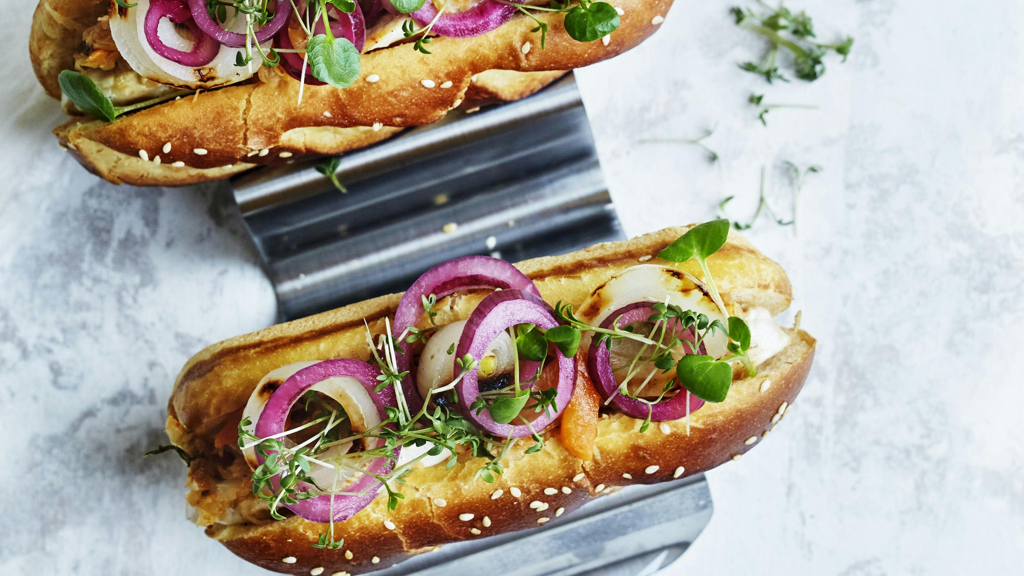 Hotdogs med kylling og grillede og syltede løg