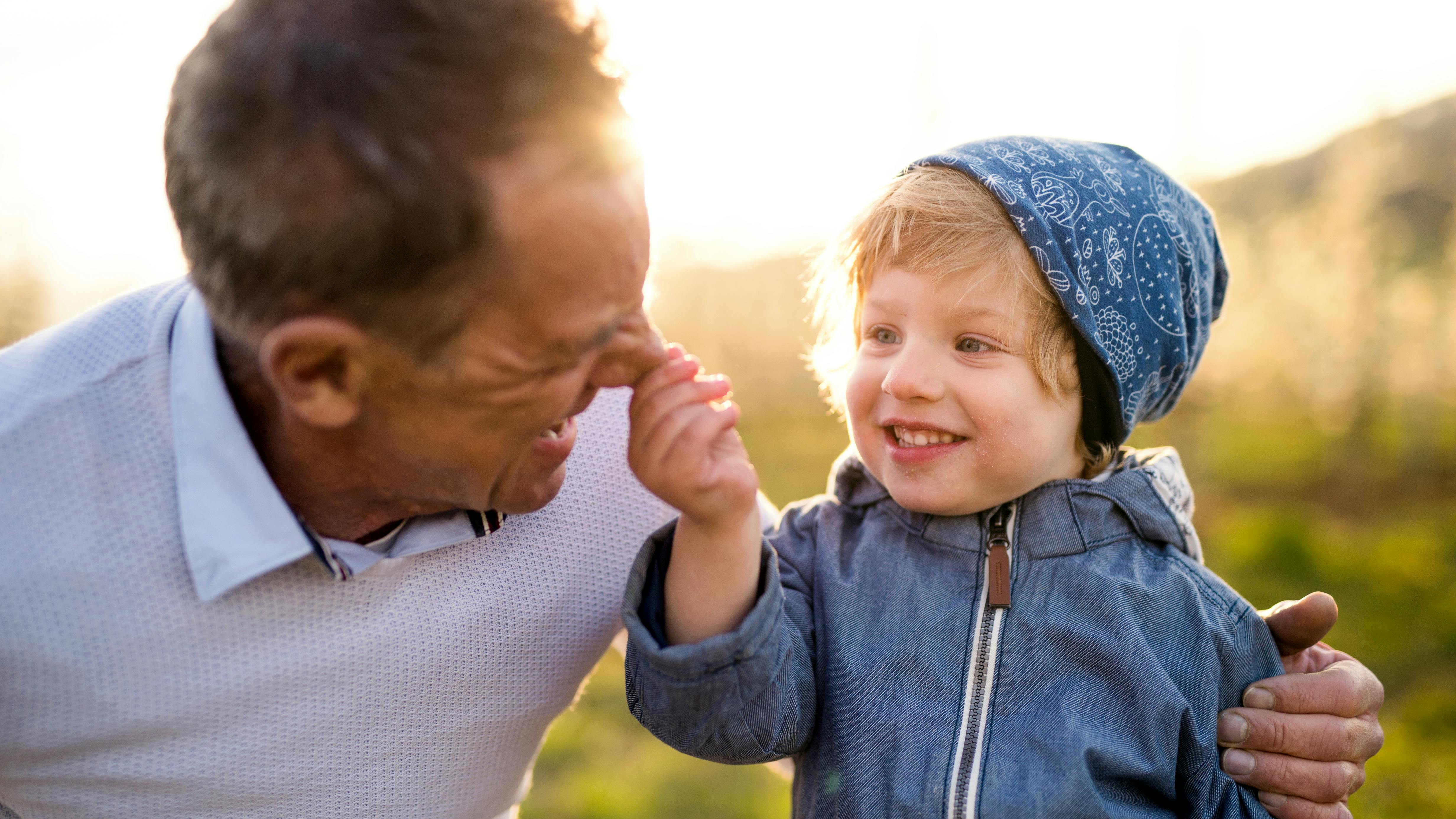 bedsteforælder med sit barnebarn