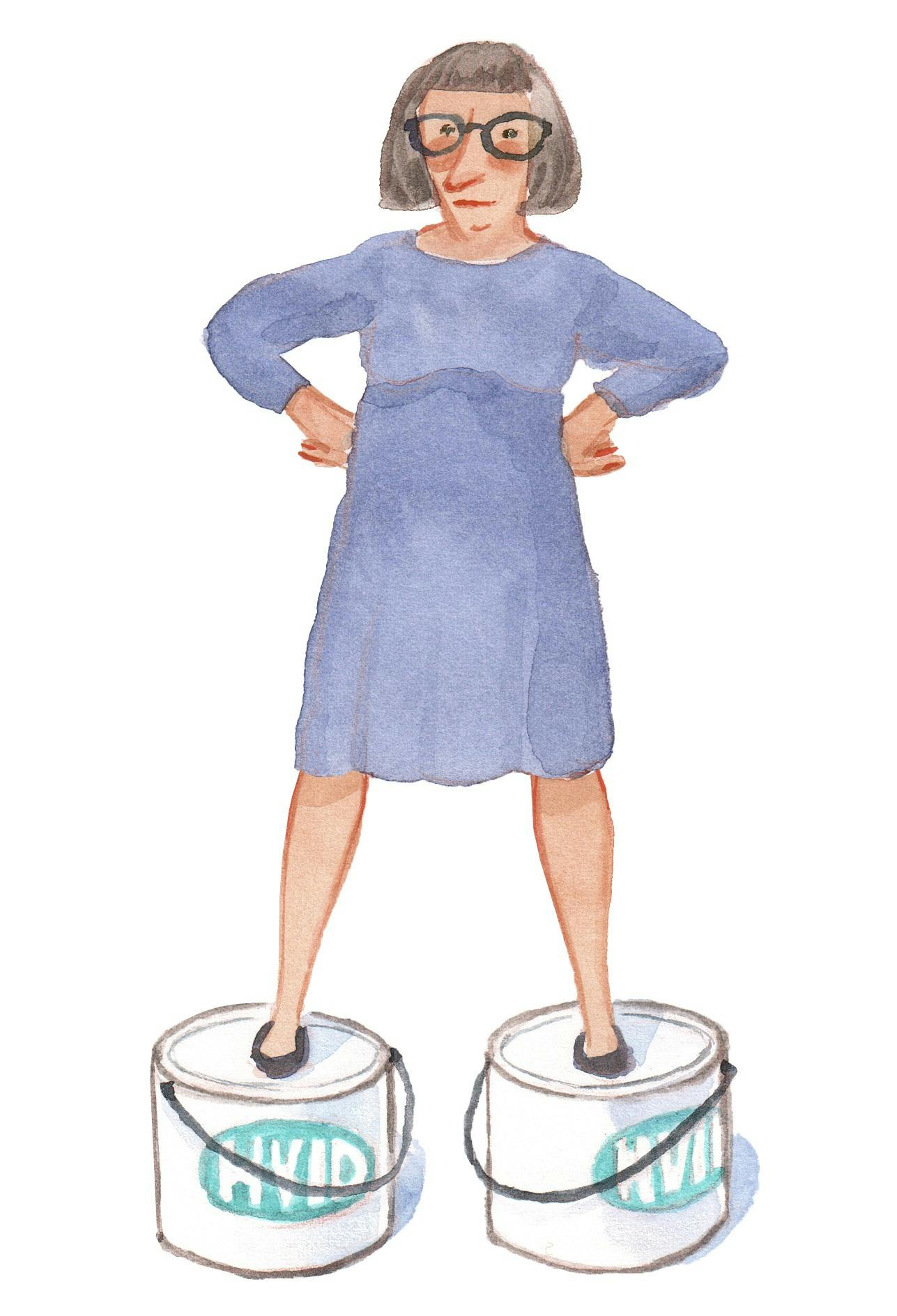 Kvinde, der står på to malerbøtter.