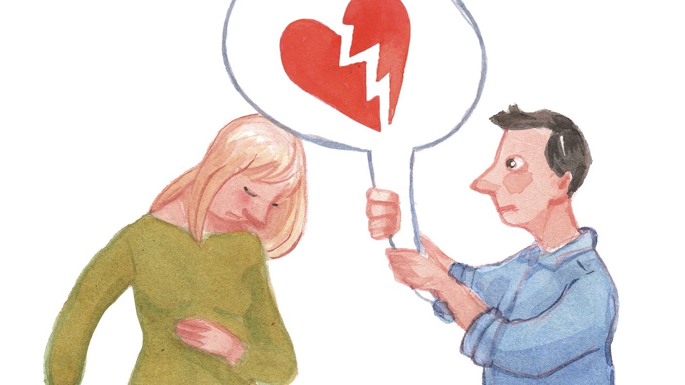 En mand og en kvinde, hvor manden står med et knust hjerte.