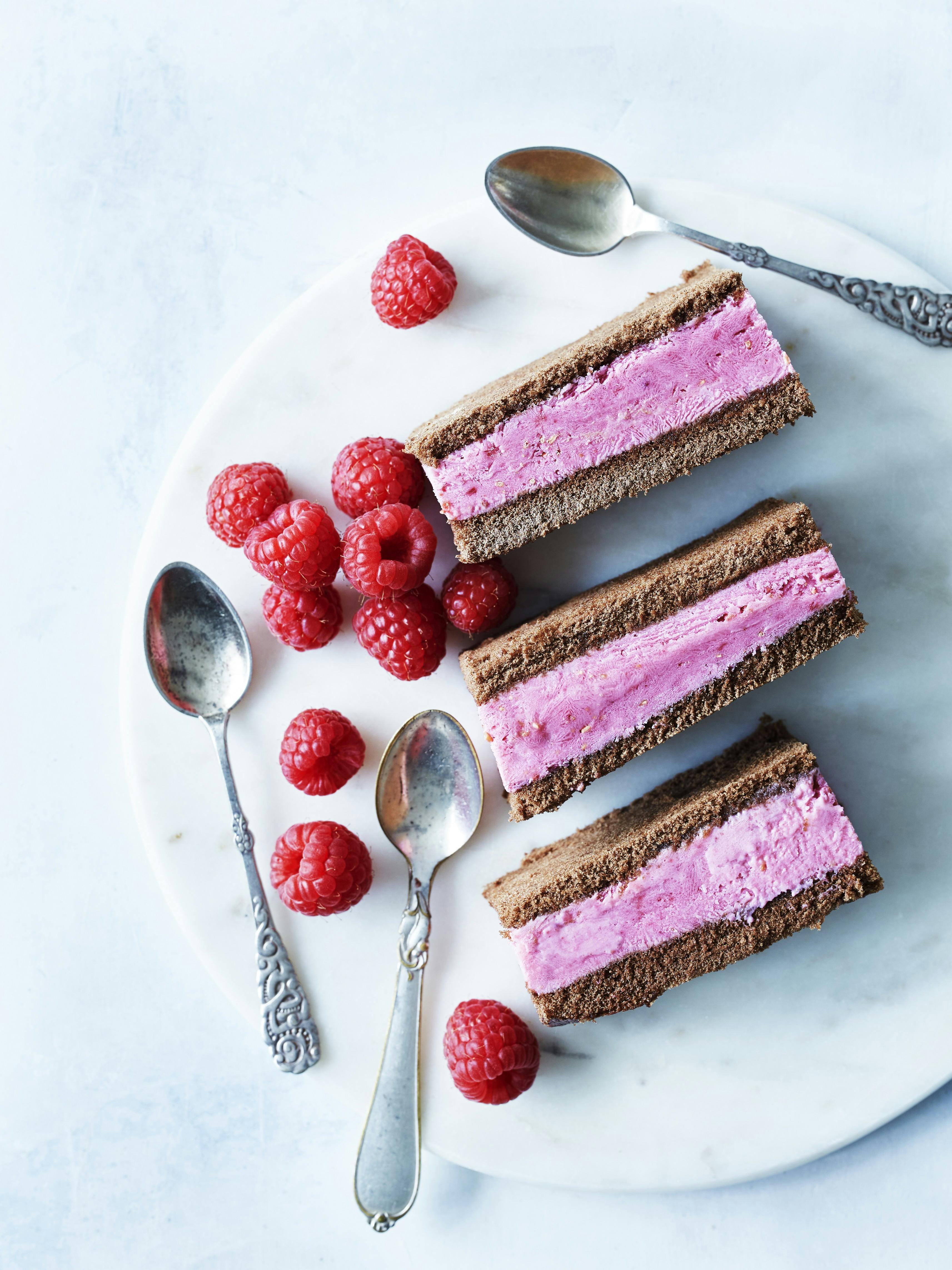 Issandwich med chokolade og hindbær