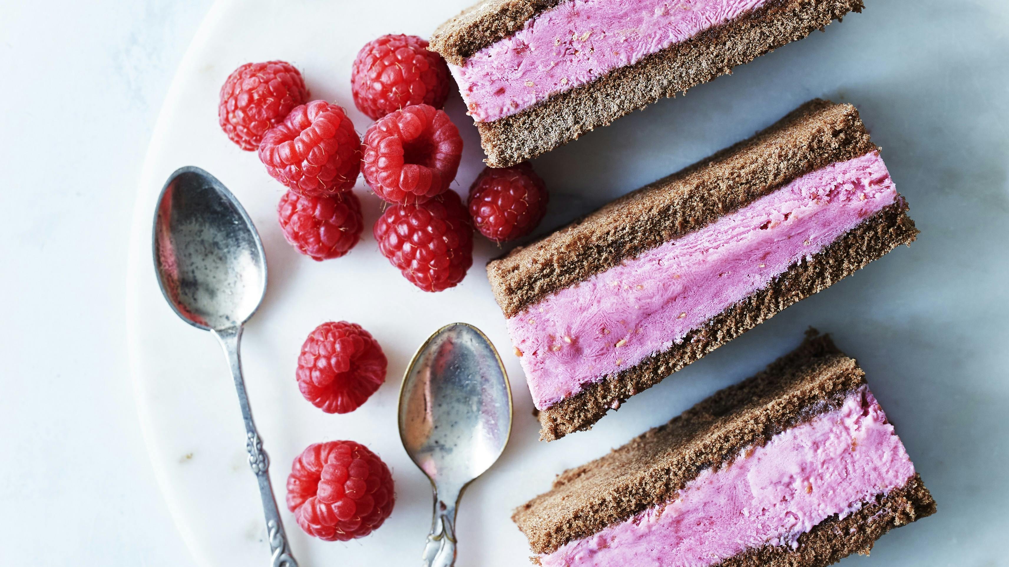 Issandwich med chokolade og hindbær