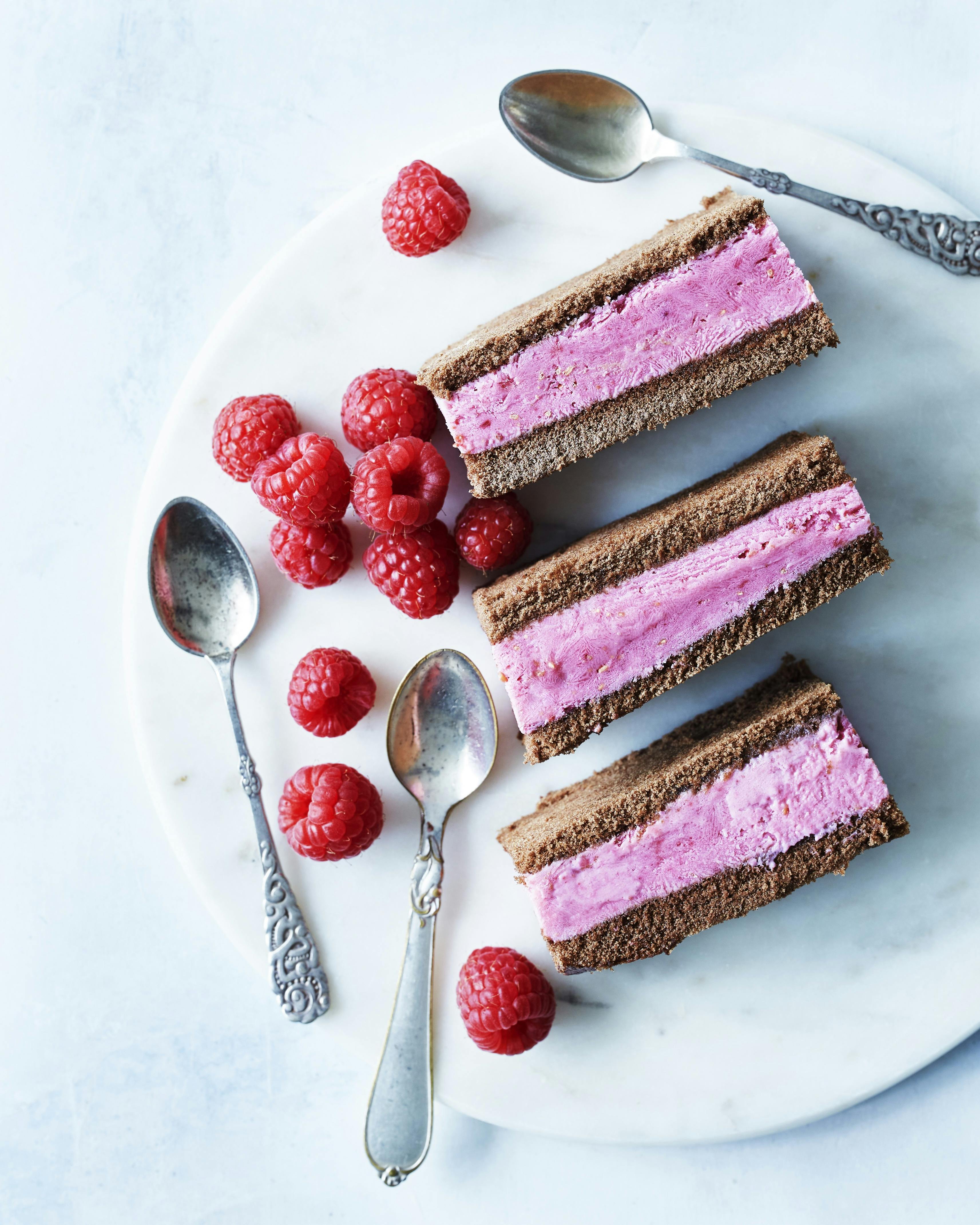 Issandwich med chokolade og hindbær