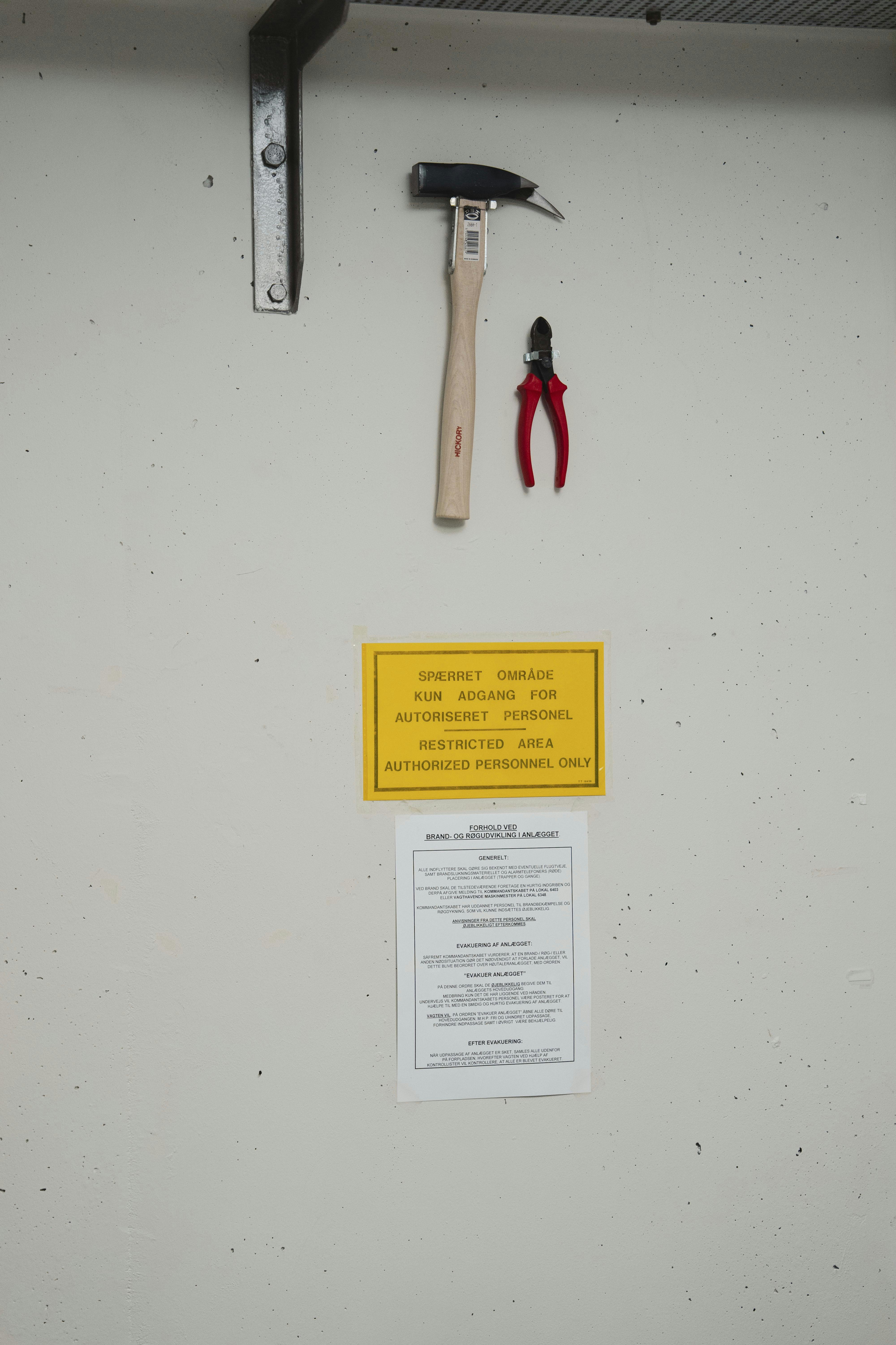 Skævbider og lægtehammer.