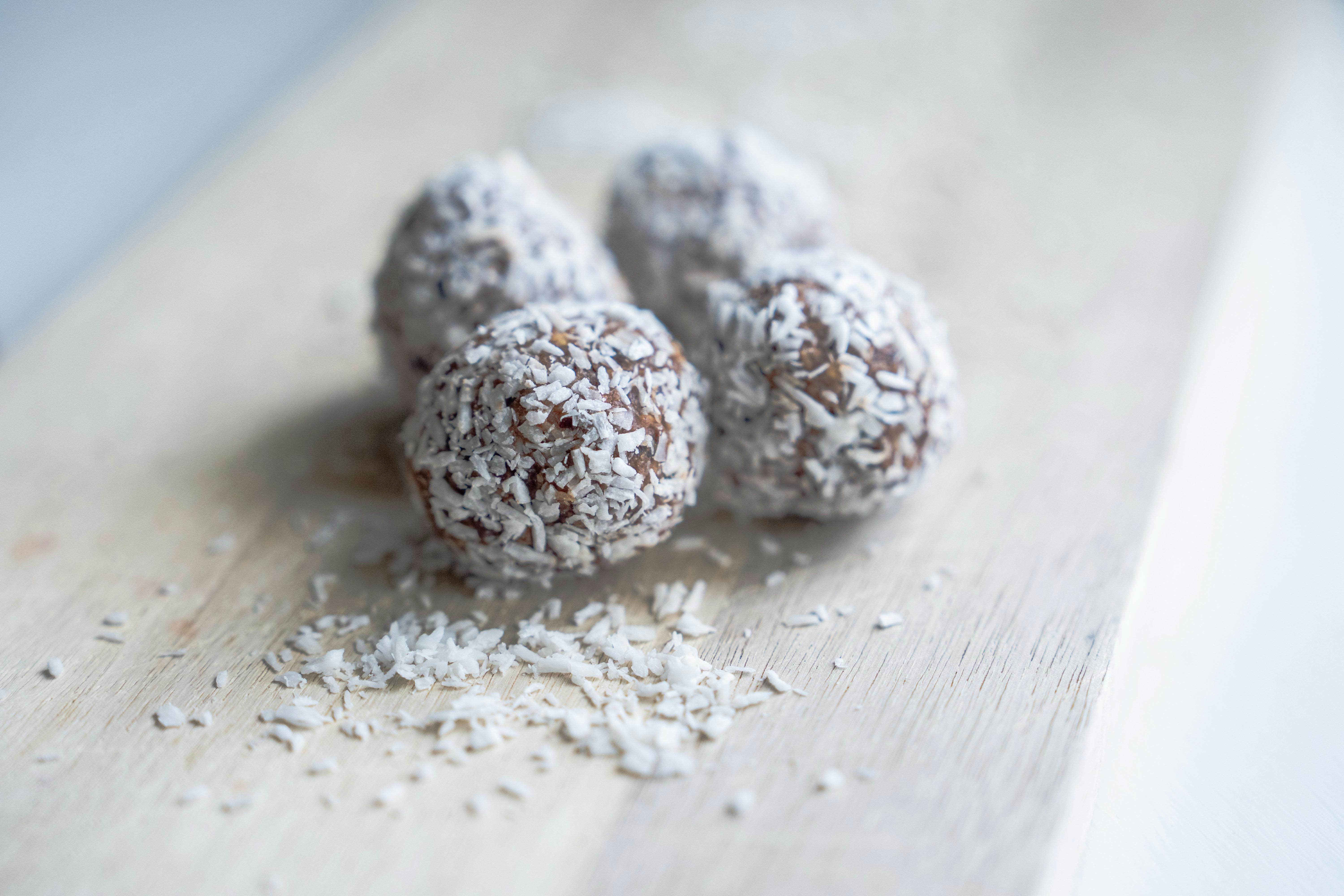 Dadelkugler med sorte bønner er en af mange opskrifter, som Ulla Dubgaard fra Barselsmad jævnligt bruger.