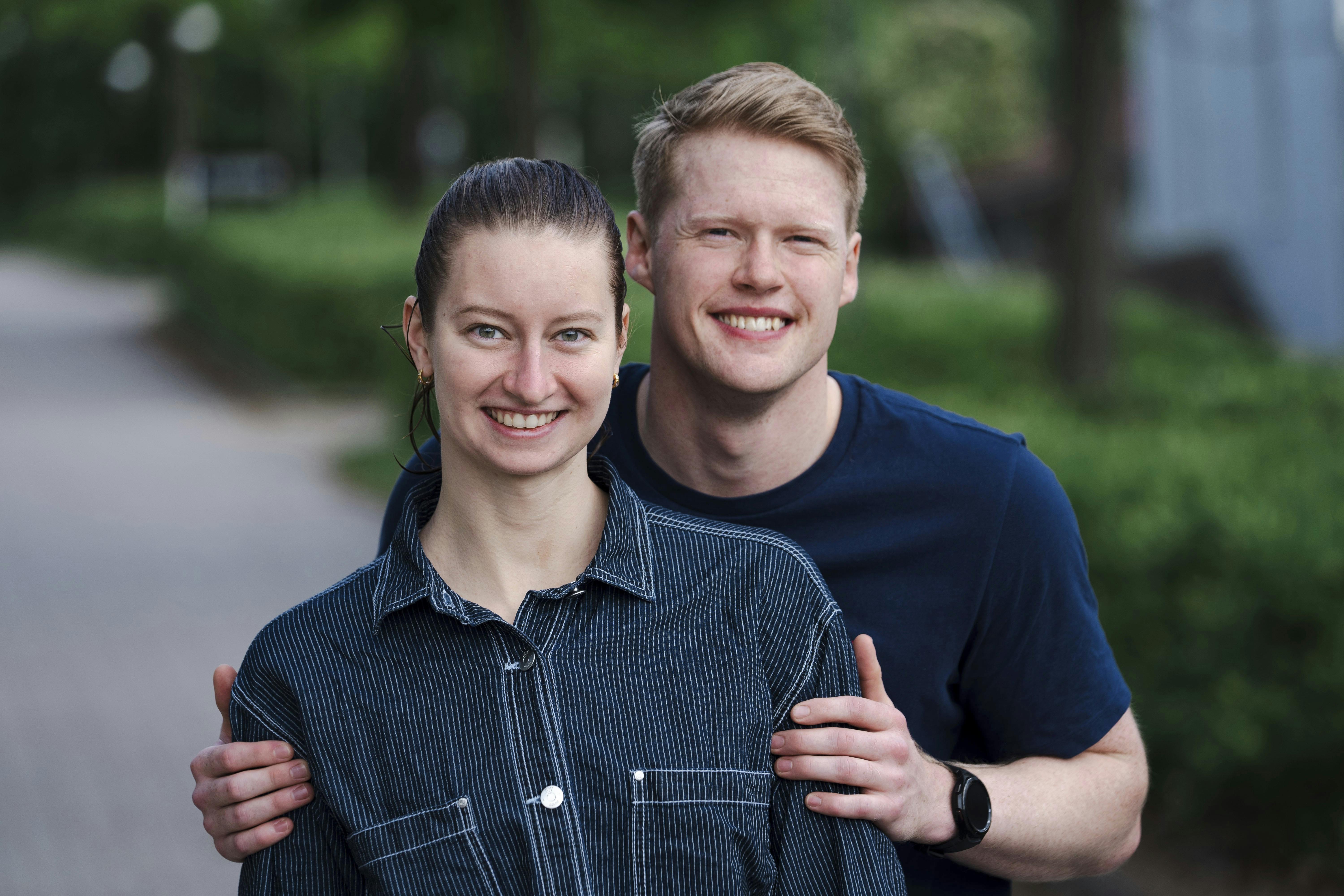 Helena Rosendahl Bach og kæresten Rasmus mødte hinanden via svømningen. Hans egne ambitioner om mesterskaber er i dag lagt på hylden, men han forstår Helena bedre end de fleste.