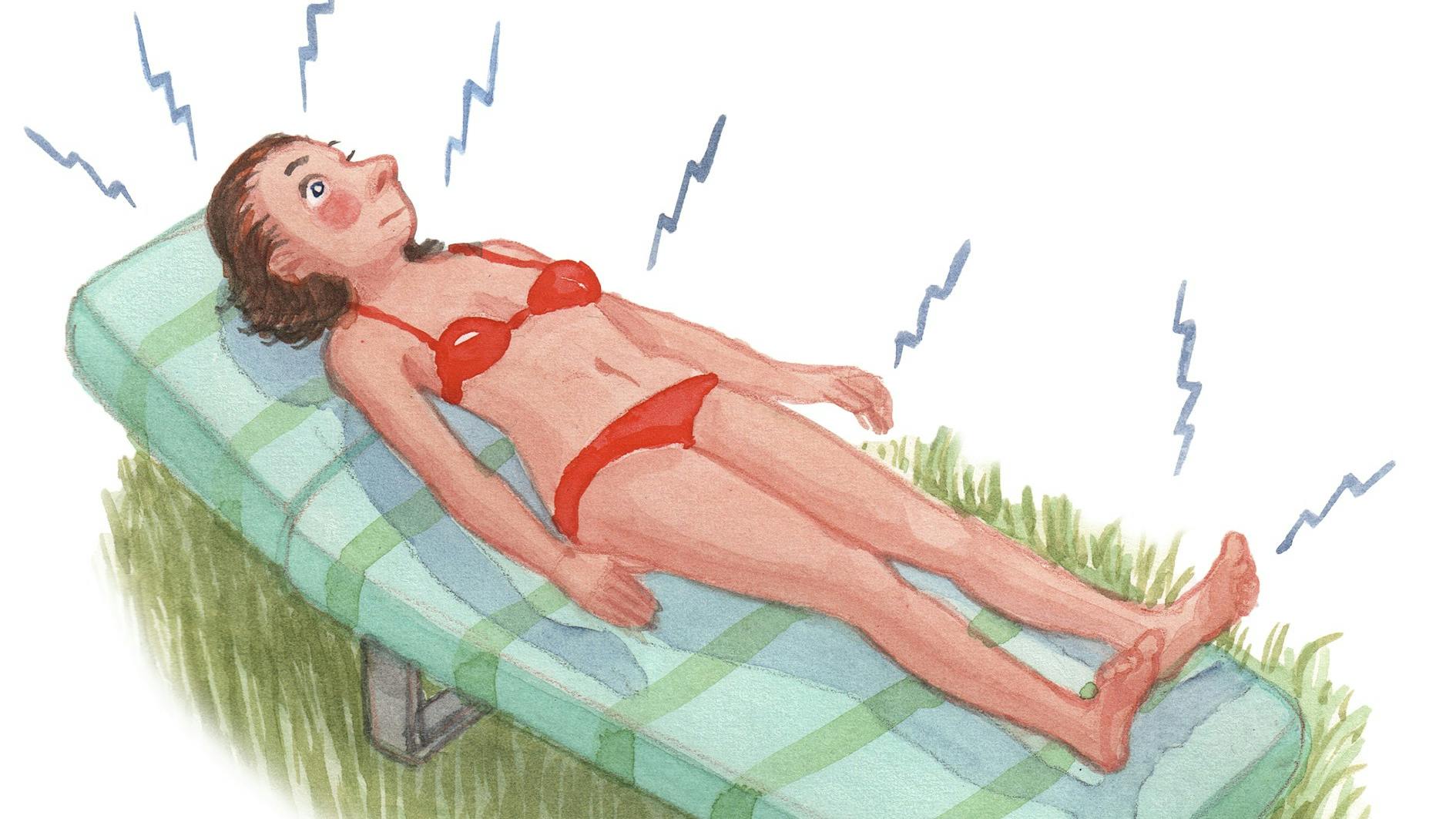 En kvinde der ligger og steger ude i solen.