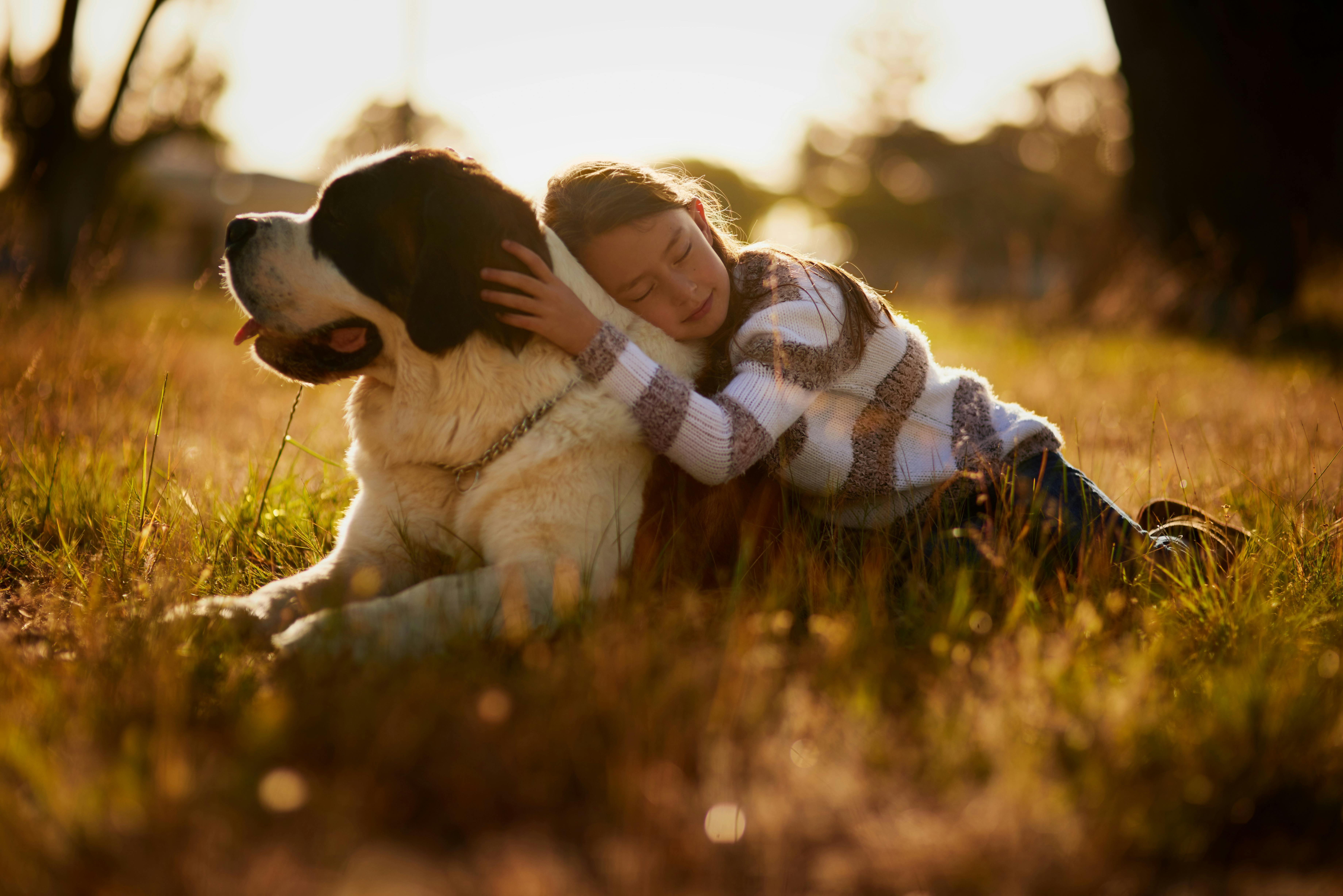 En kvinde der krammer sin hund 