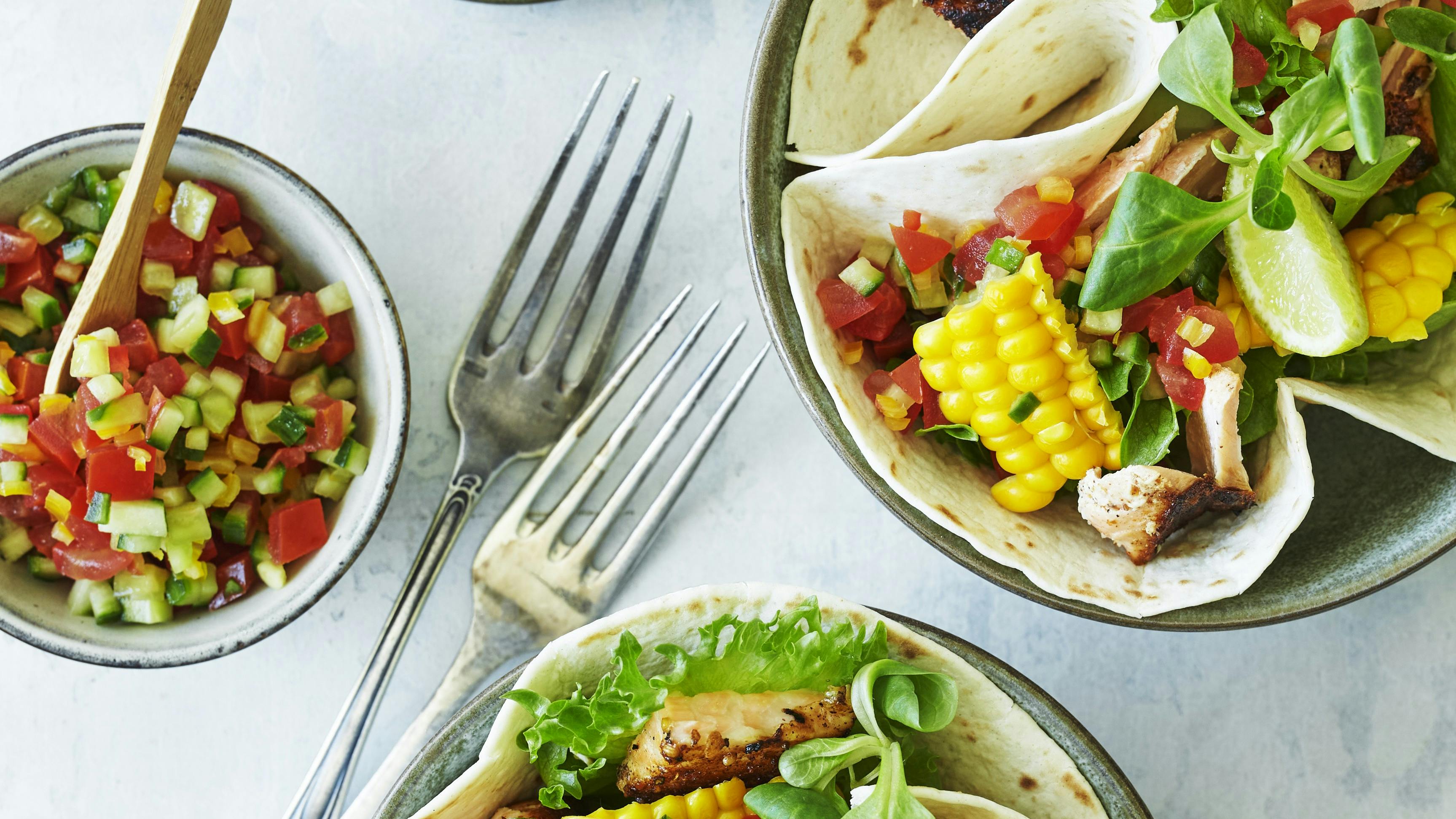 Tortilla med stegt laks, majs og salsa