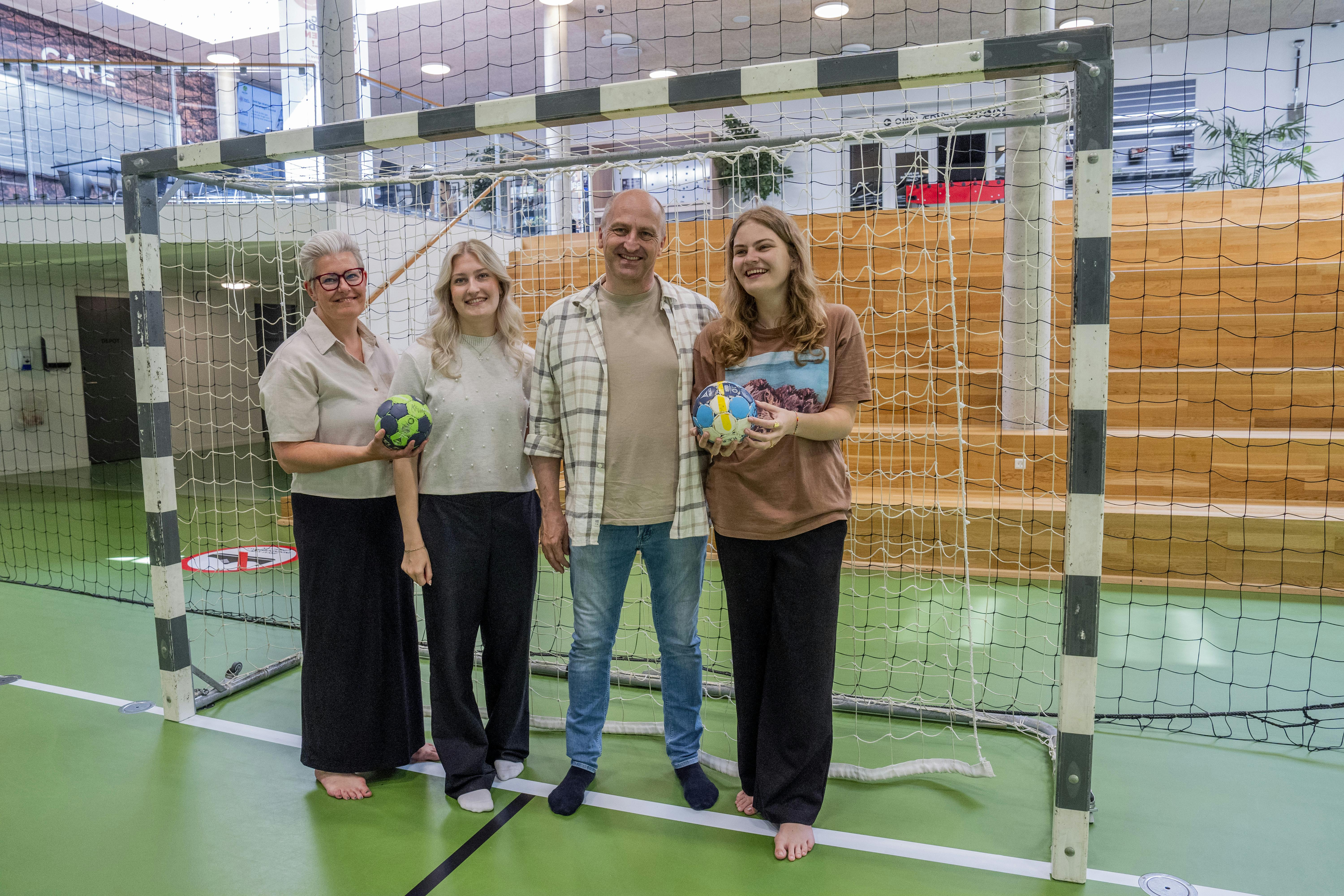 Majbrit, Lars, Julie og Mathilde i Hal 1, som trods sit navn er den senest tilkomne hal i idrætscentret.