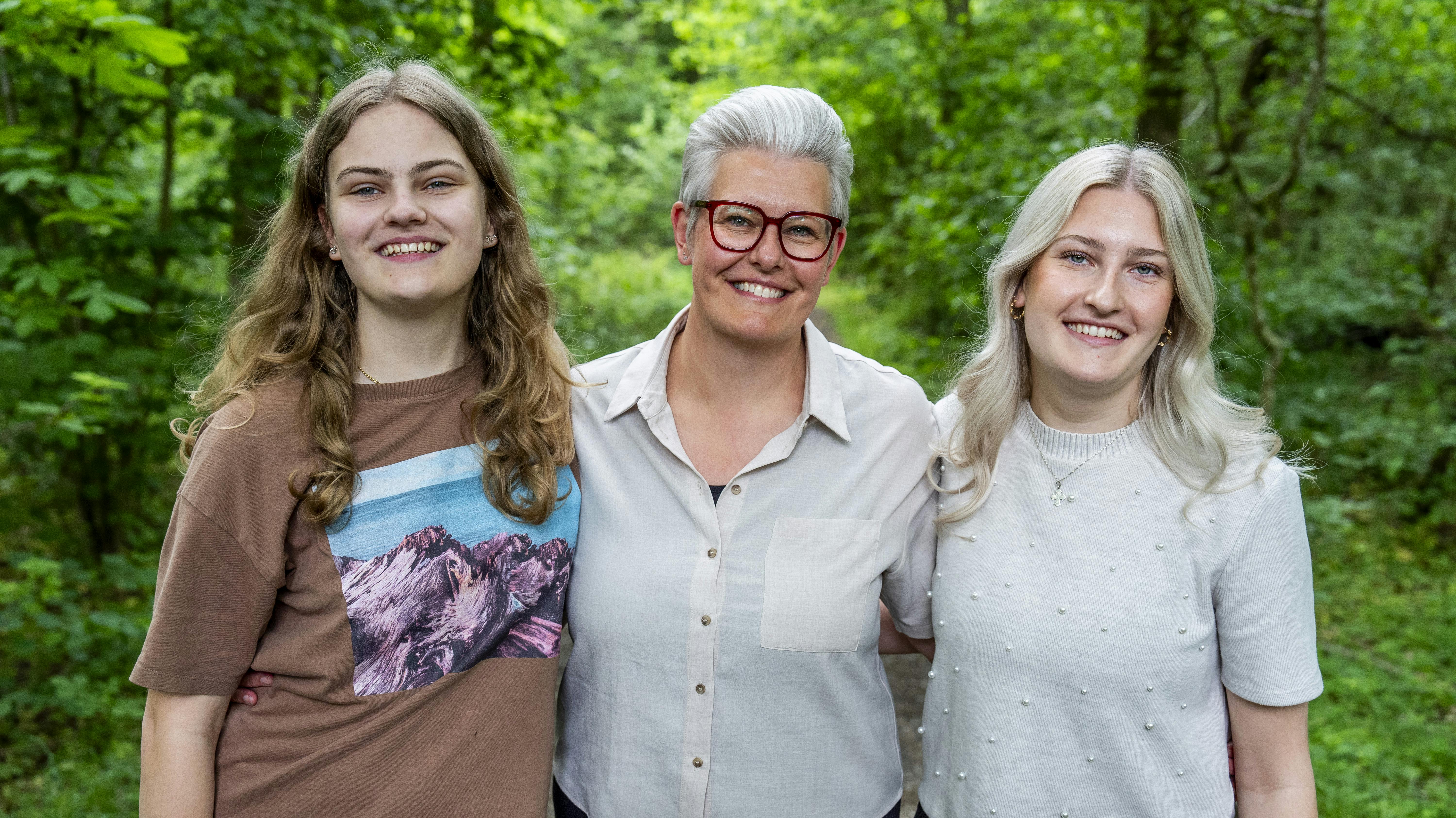 Majbrit Nørgaard er ud af en vaskeægte, jysk håndboldfamilie, og idrætshallen og det lokale håndboldhold er evige omdrejningspunkter i hendes liv. Frivillighedskulturen og fællesskabet løber både i hendes egne årer, i hendes to døtres og i døtrenes fars.