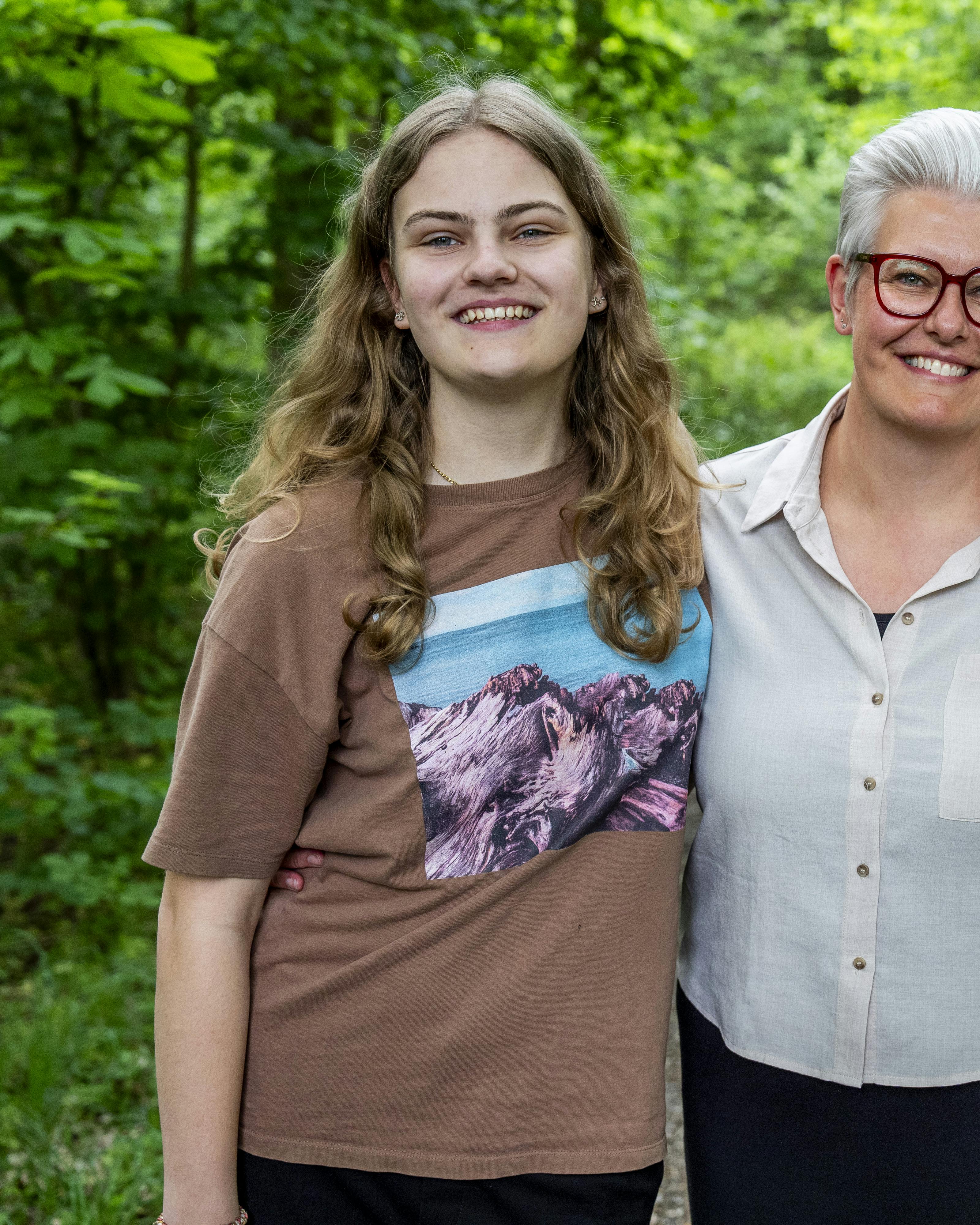 Majbrit Nørgaard er ud af en vaskeægte, jysk håndboldfamilie, og idrætshallen og det lokale håndboldhold er evige omdrejningspunkter i hendes liv. Frivillighedskulturen og  fællesskabet løber både i hendes egne årer, i hendes to døtres og i døtrenes fars.