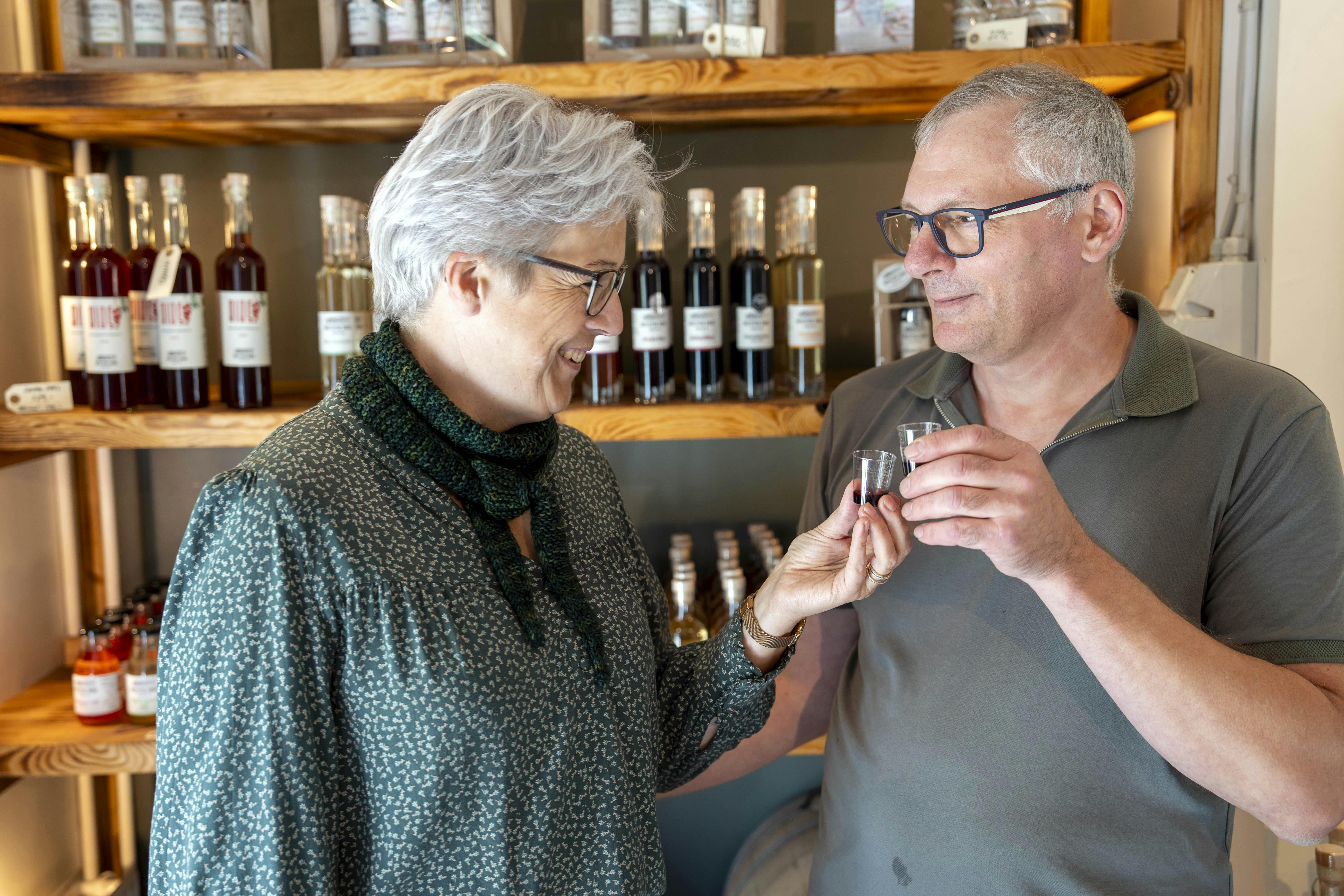 Dorte Agerbo og hendes familie, som er eksperter i at sanke granskud, marehalm, mælkebøtter og andet godt, som de laver likører og eddike af bl.a. Dorte og hendes mand Benny + deres teenagedatter vil tage os med ud i plantagen og vise os, hvad der er at finde i den vestjyske natur netop nu. Bagefter besøger vi hjemmebryggeriet og får en lille introduktion til likørbrygning.