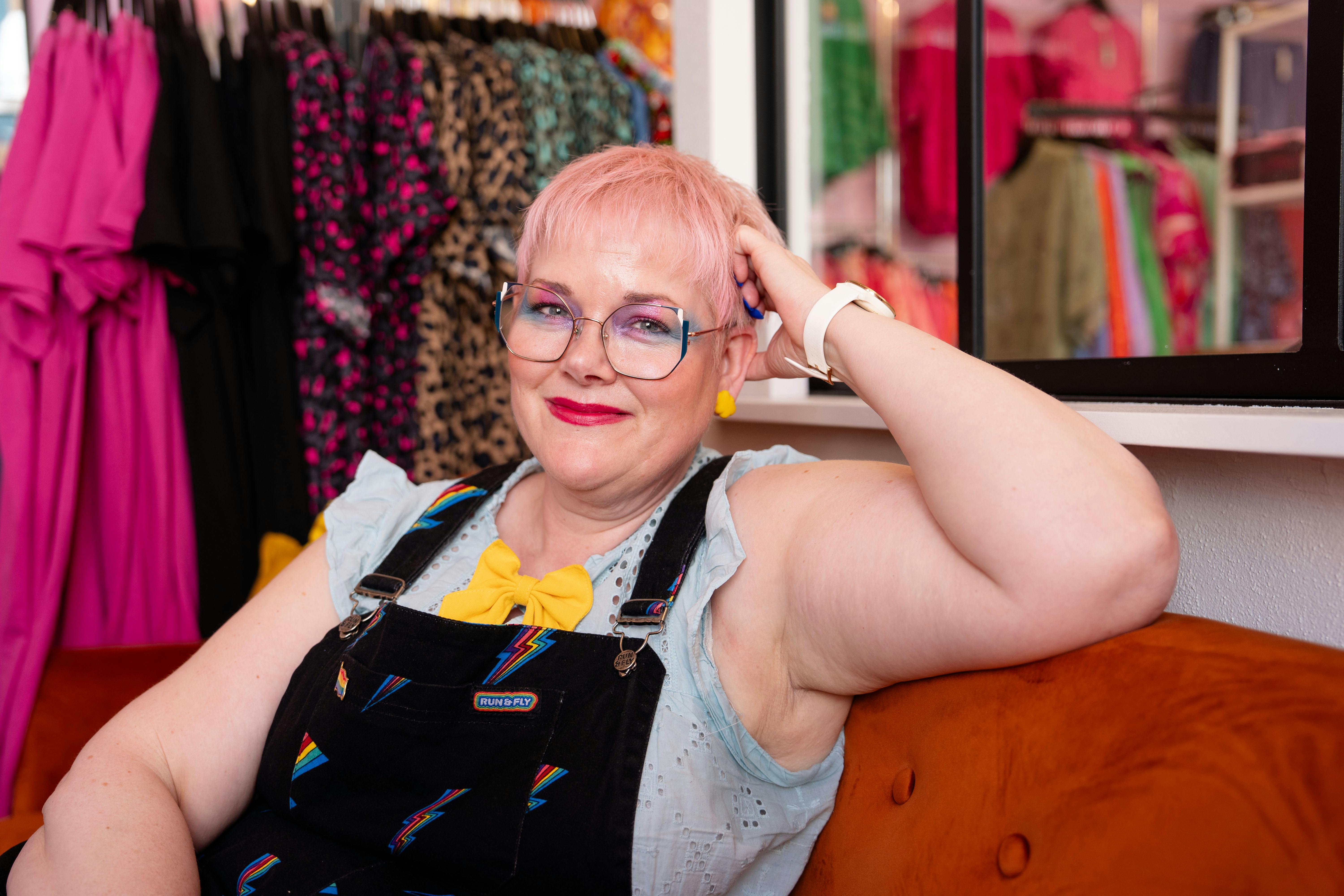 Heidi Lydholm Christensen mener ikke, man behøver at gemme sig, bare fordi man har nogle ekstra kilo på kroppen. Og kvinder fra hele landet valfarter til hendes farverige tøjbutik, Heidi Plus Size i Odense.