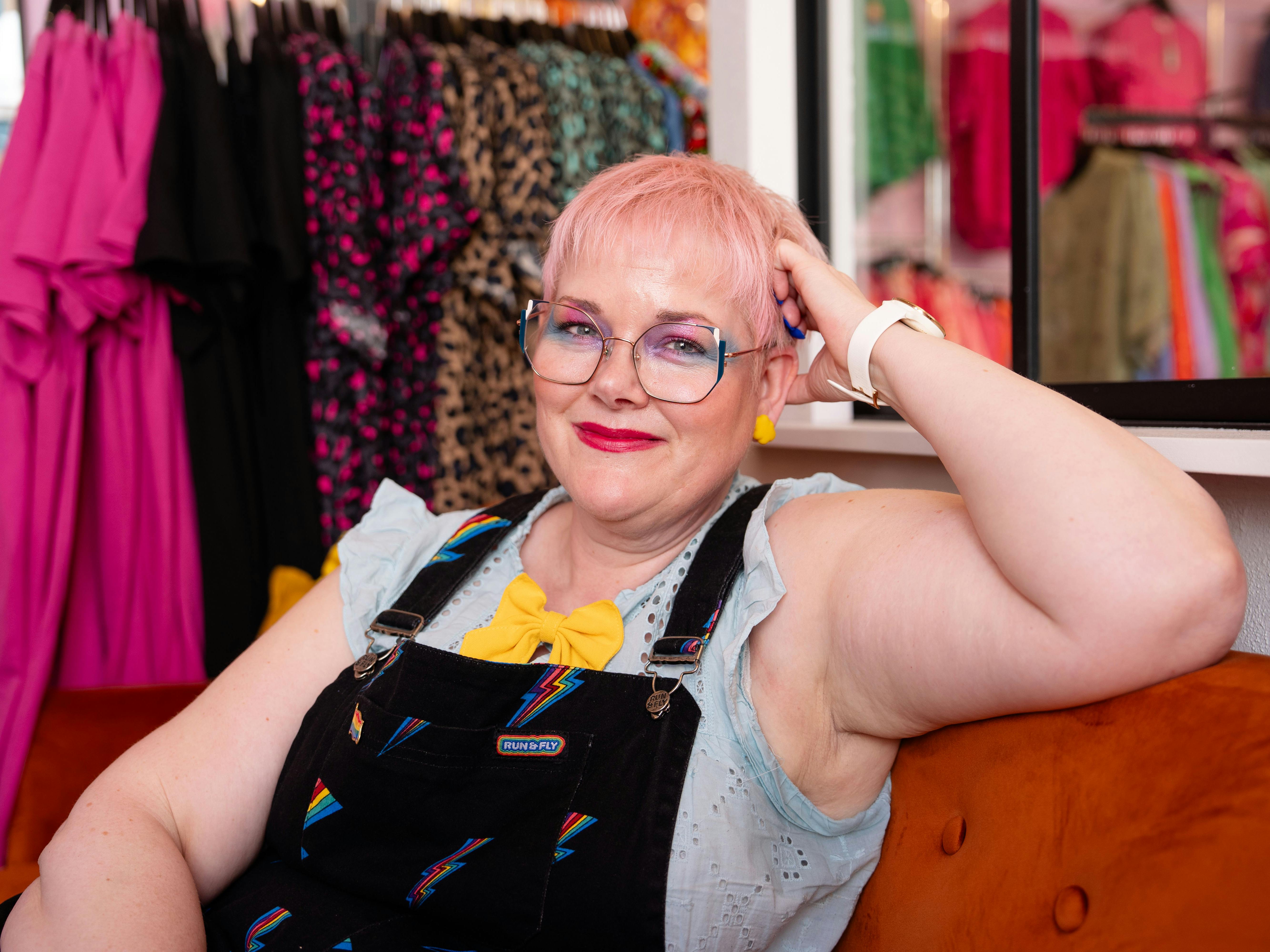 Heidi Lydholm Christensen mener ikke, man behøver at gemme sig, bare fordi man har nogle ekstra kilo på kroppen. Og kvinder fra hele landet valfarter til hendes farverige tøjbutik, Heidi Plus Size i Odense.